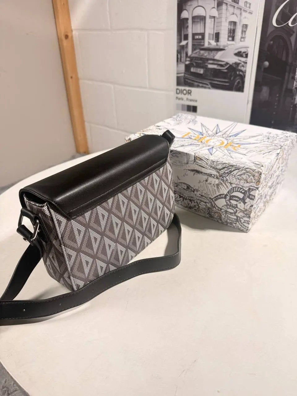 IOR MESSENGER BAG Stock supplier