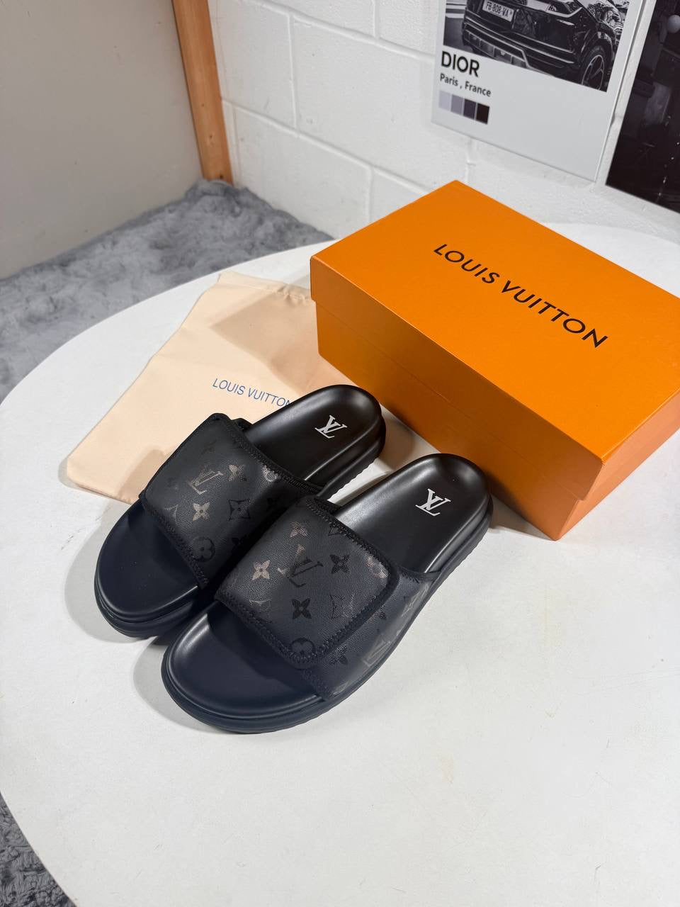 LVE MONOGRAM SLIDES
