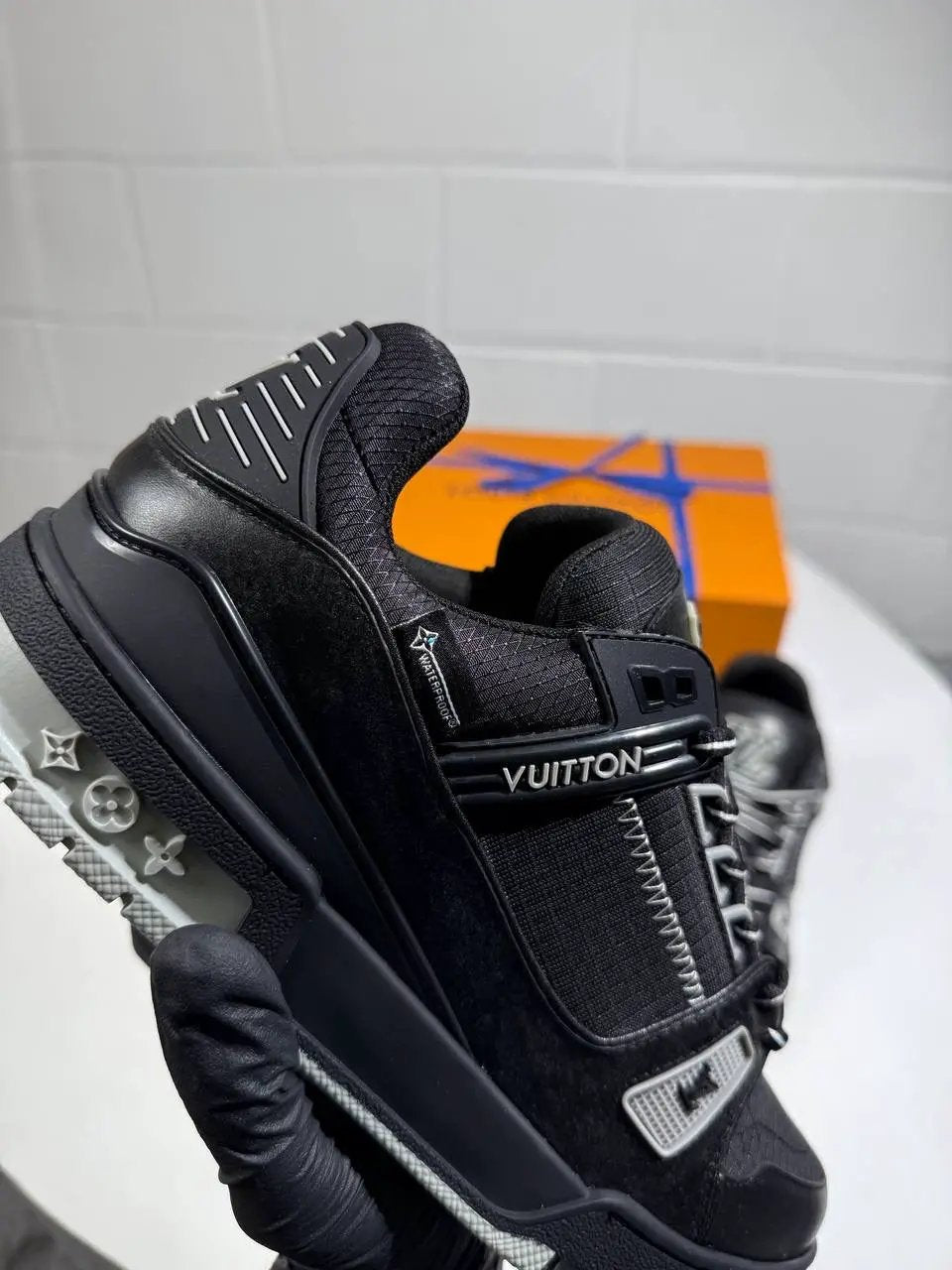 LVE TRAINER BLACK by Stock supplier