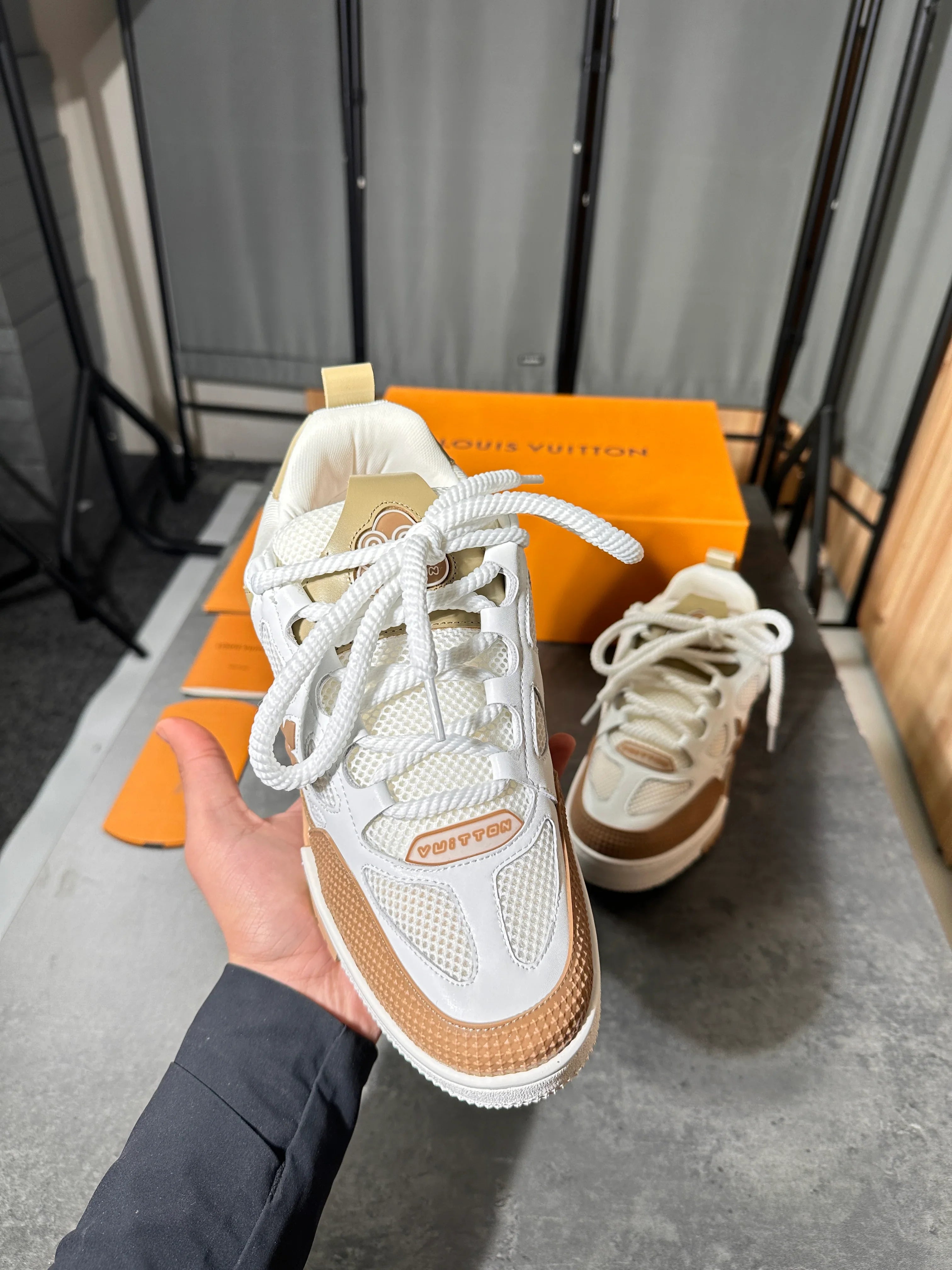 Louis Vuitton skates beige