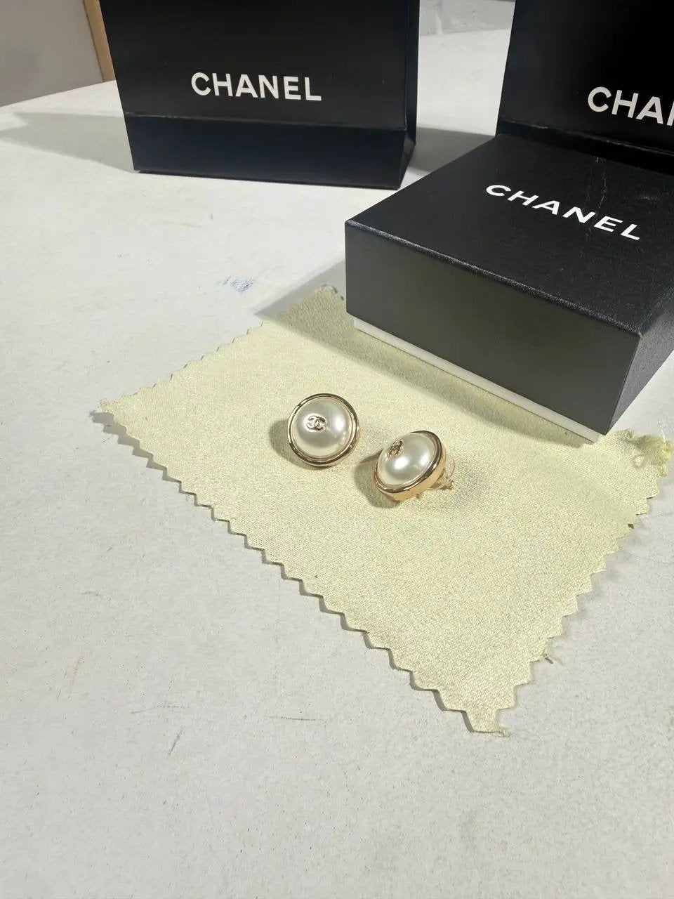 CHNL PEARL EARRINGS by Stock supplier