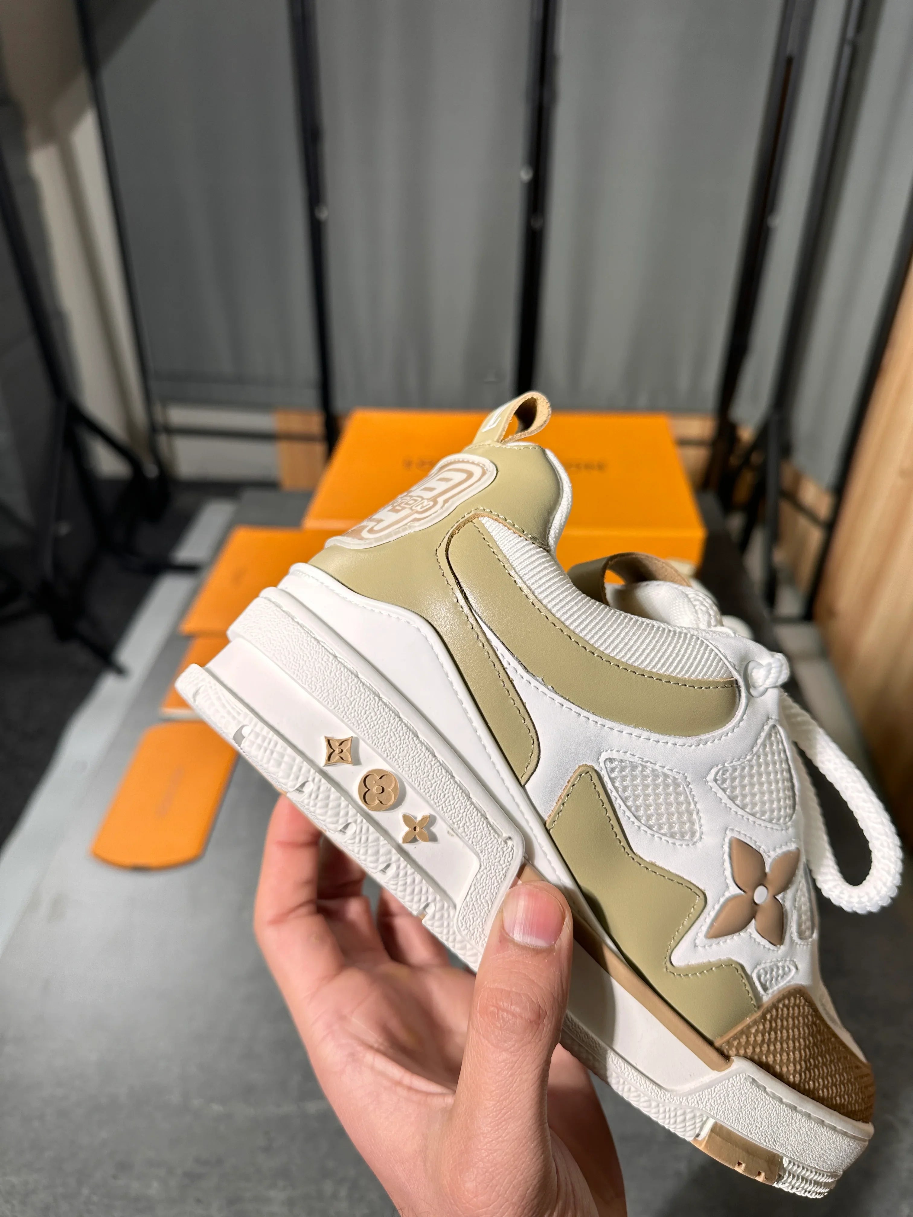 Louis Vuitton skates beige