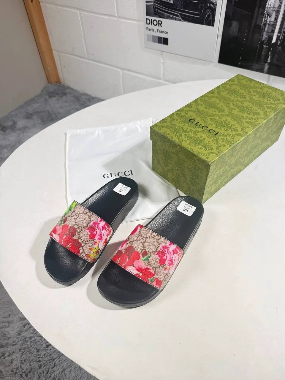 UCCI SUPREME BLOOM SLIDES by Stock supplier