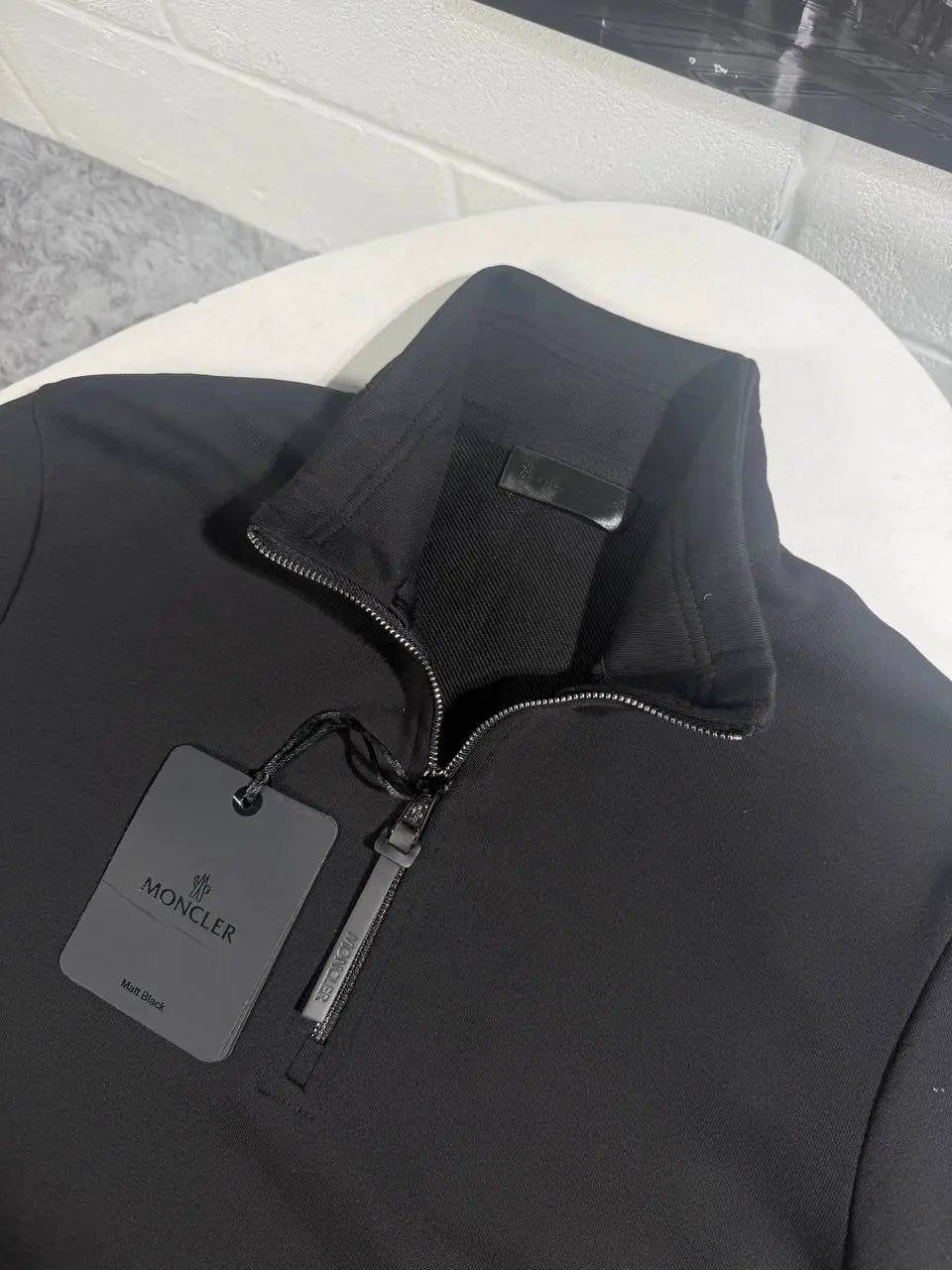 MNC QUARTER ZIP BLACK BADGE by Stock supplier
