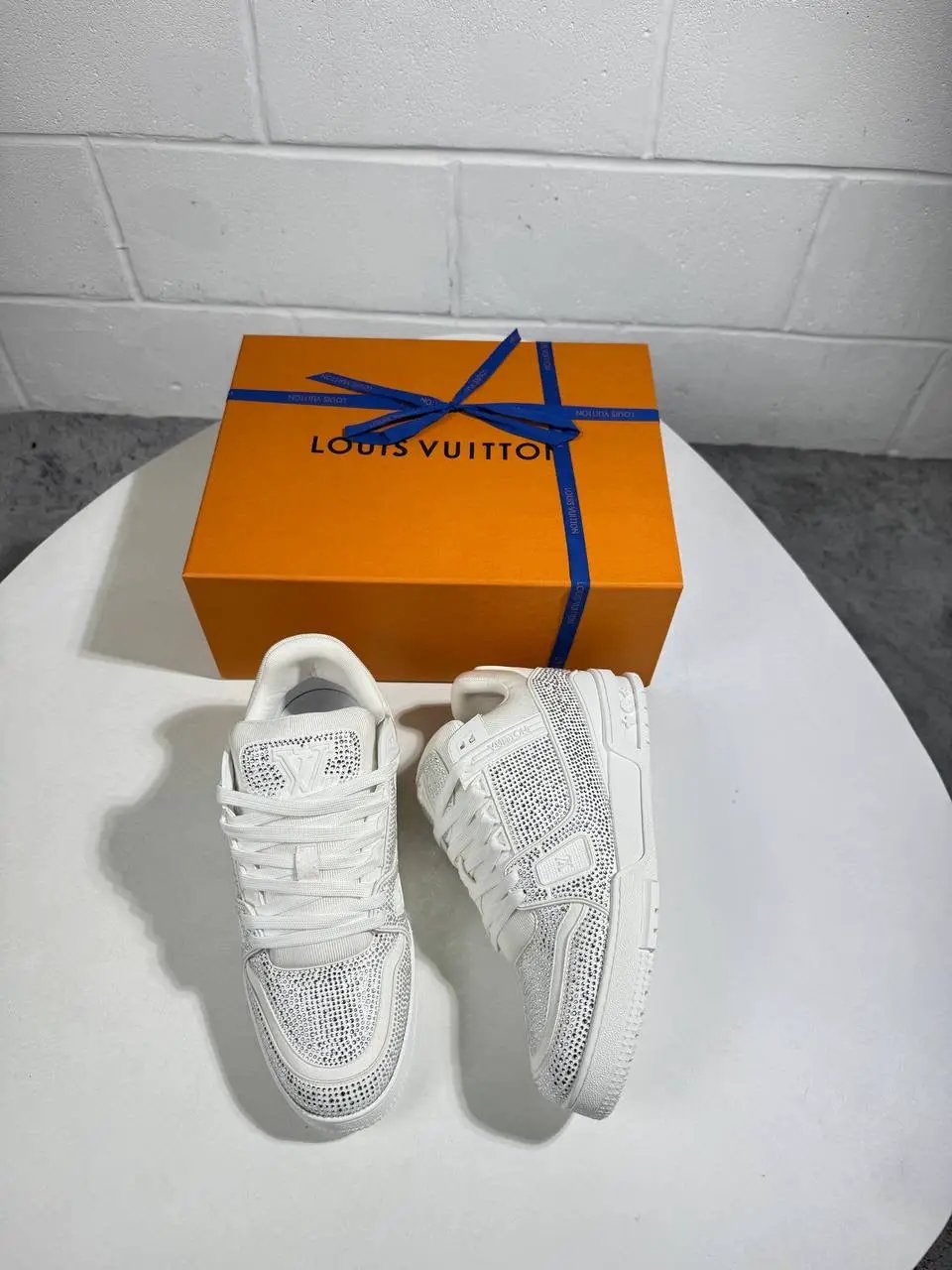 LVE LUXURY WHITE TRAINER by Stock supplier