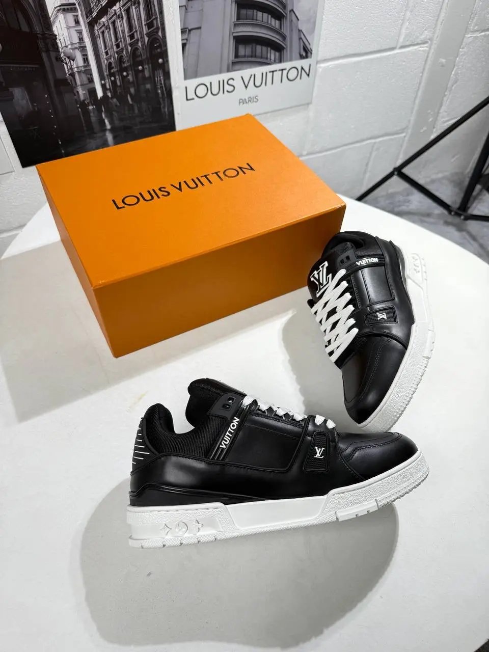 LVE TRAINERS BLACK & WHITE by Stock supplier