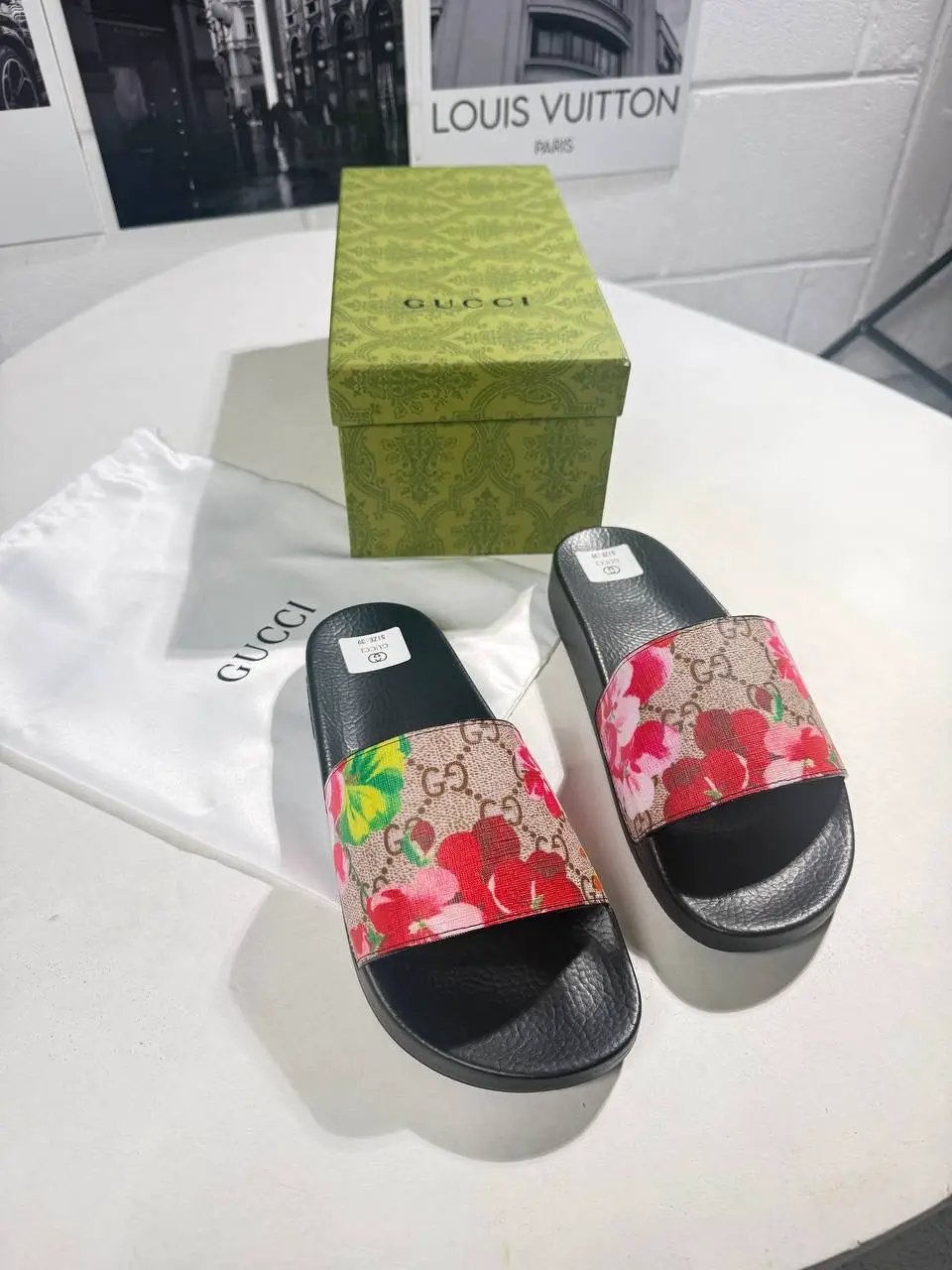 UCCI SUPREME BLOOM SLIDES by Stock supplier