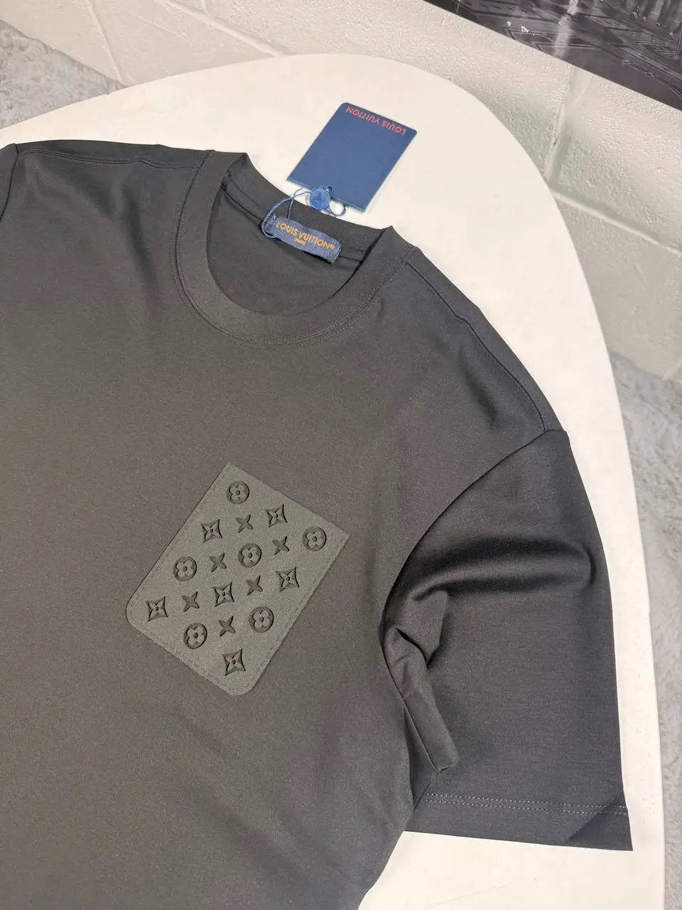 LVE MONOGRAM PATCH TSHIRT BLACK Stock supplier
