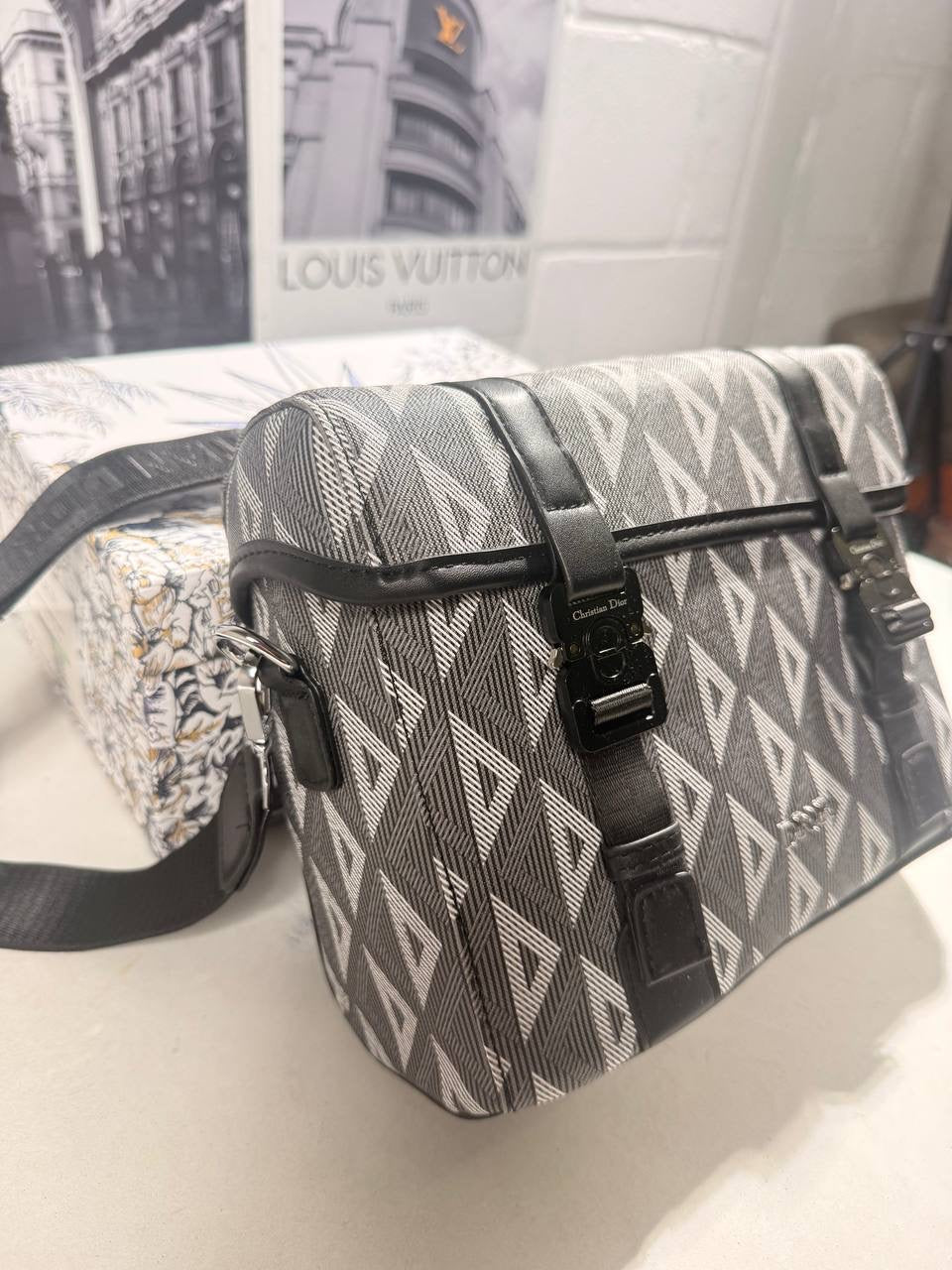 IOR MESSENGER BAG Stock supplier