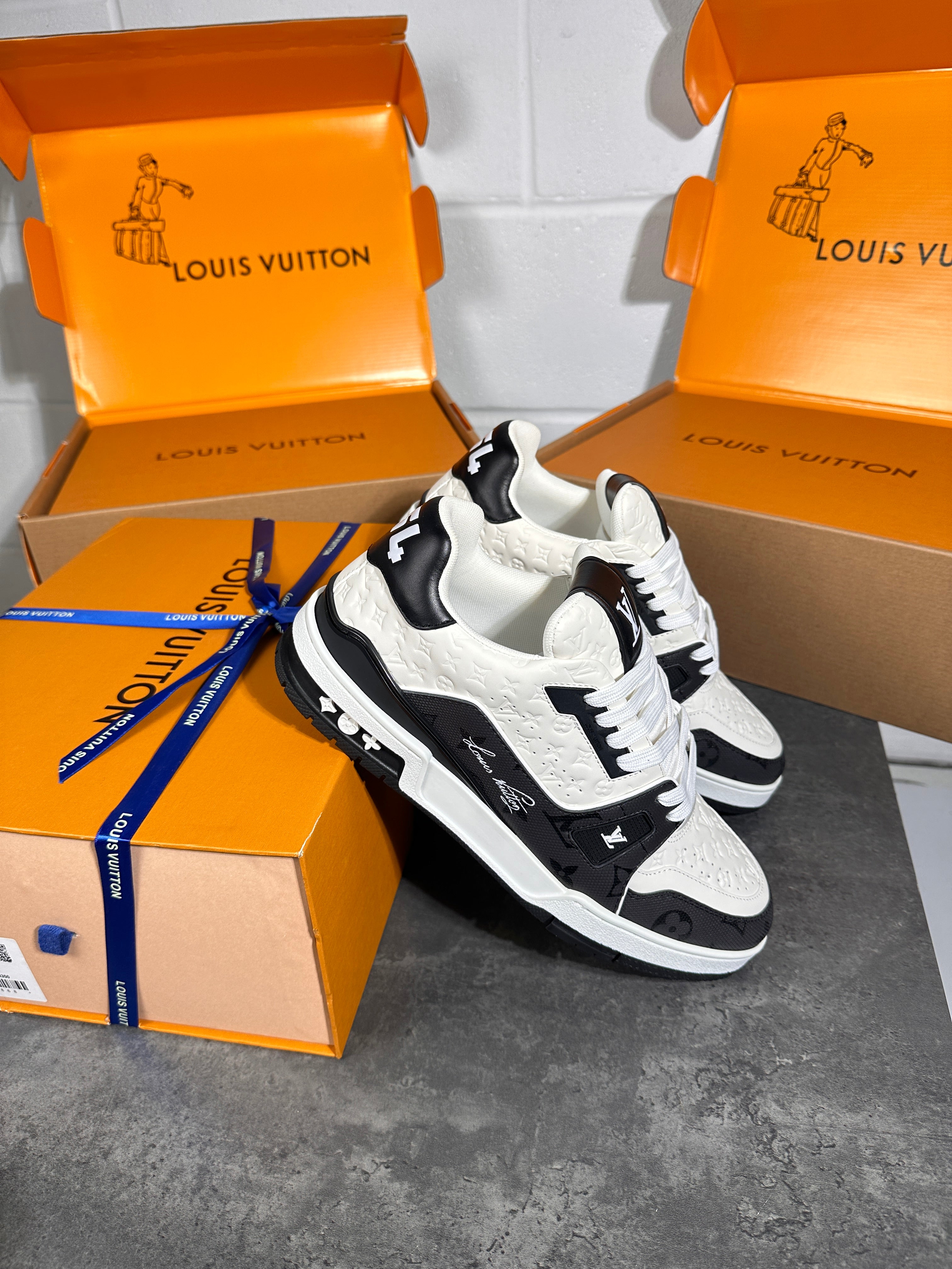 Louis Vittion logo trainers