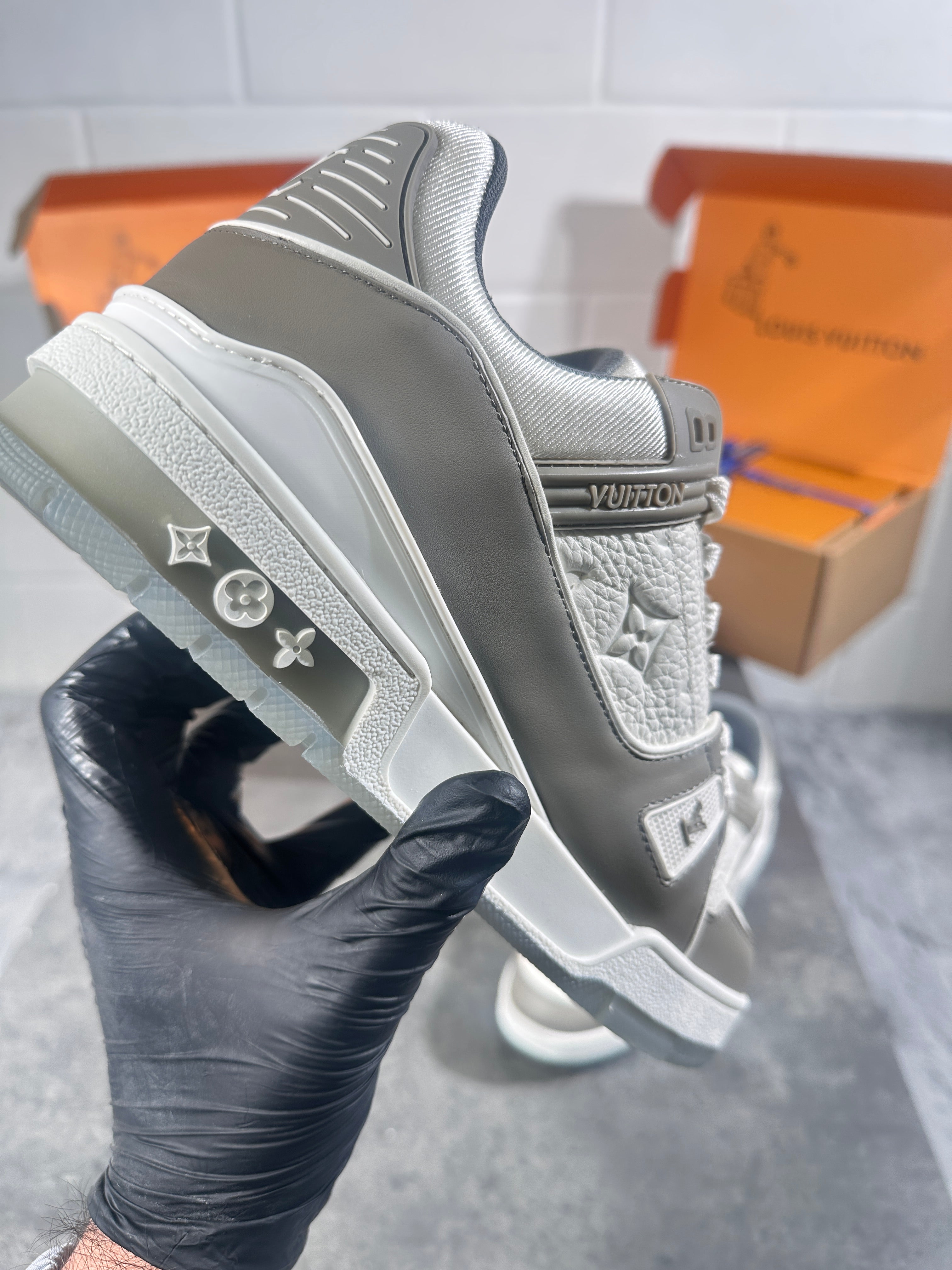 Lv trainers grey