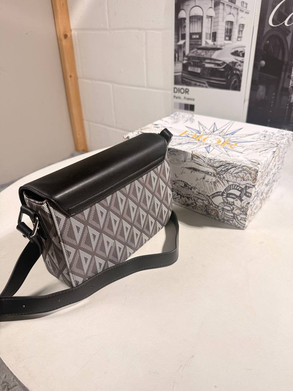 IOR MESSENGER BAG Stock supplier