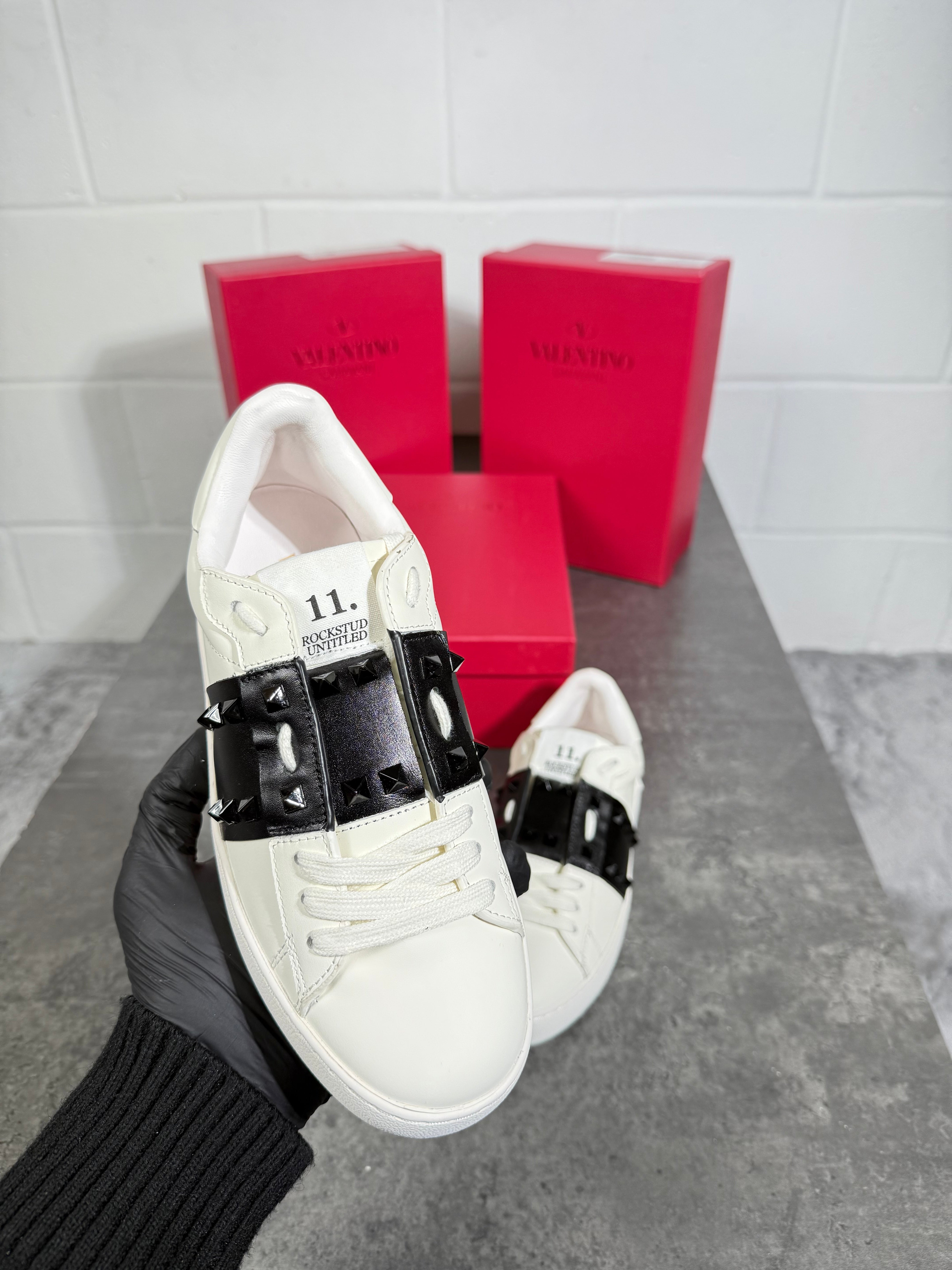 Ladies VLTN trainers black and white