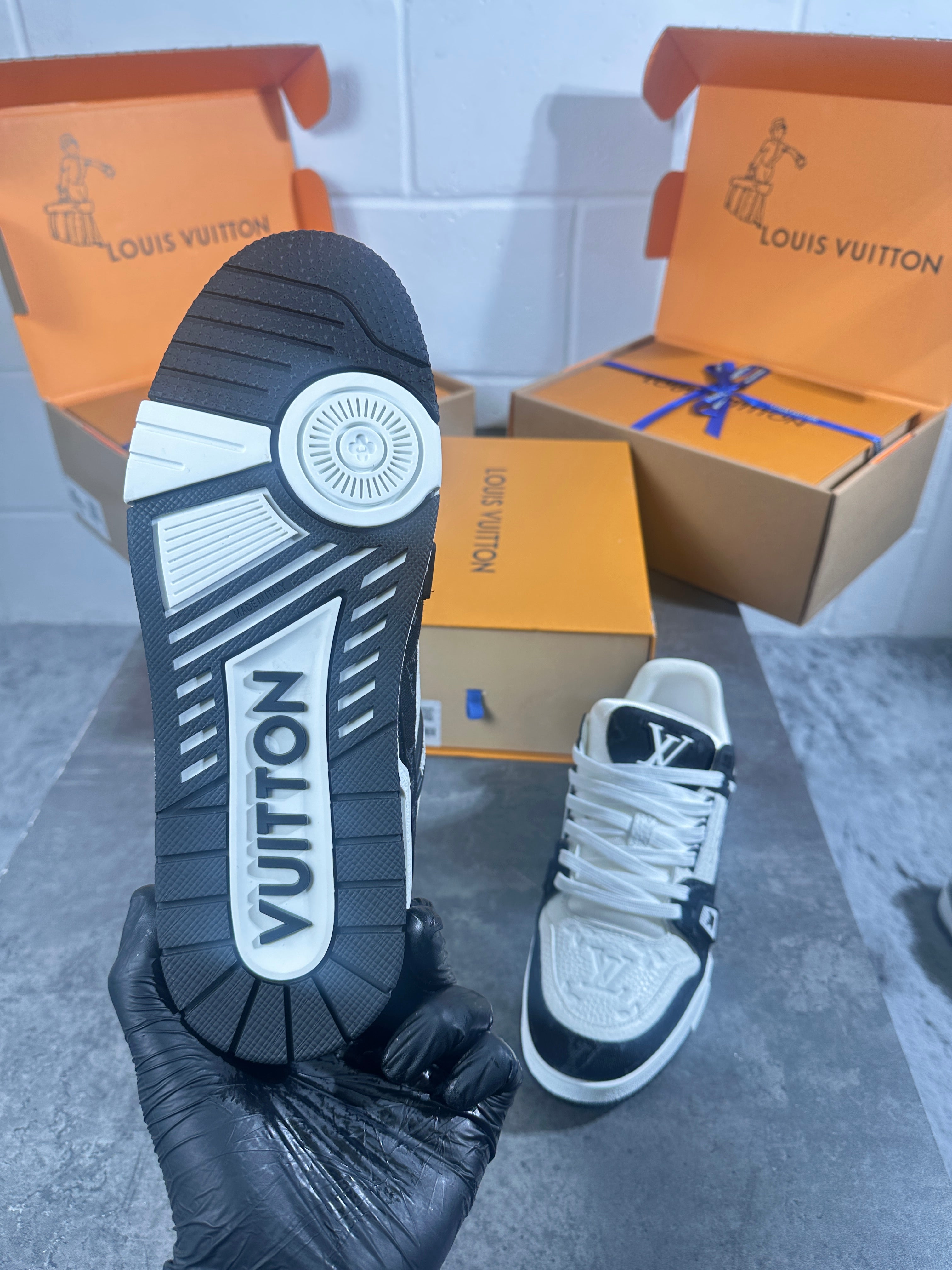 Lv trainer black n white