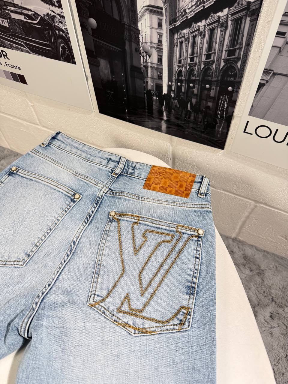 LVE EMBROIDERED LOGO JEAN