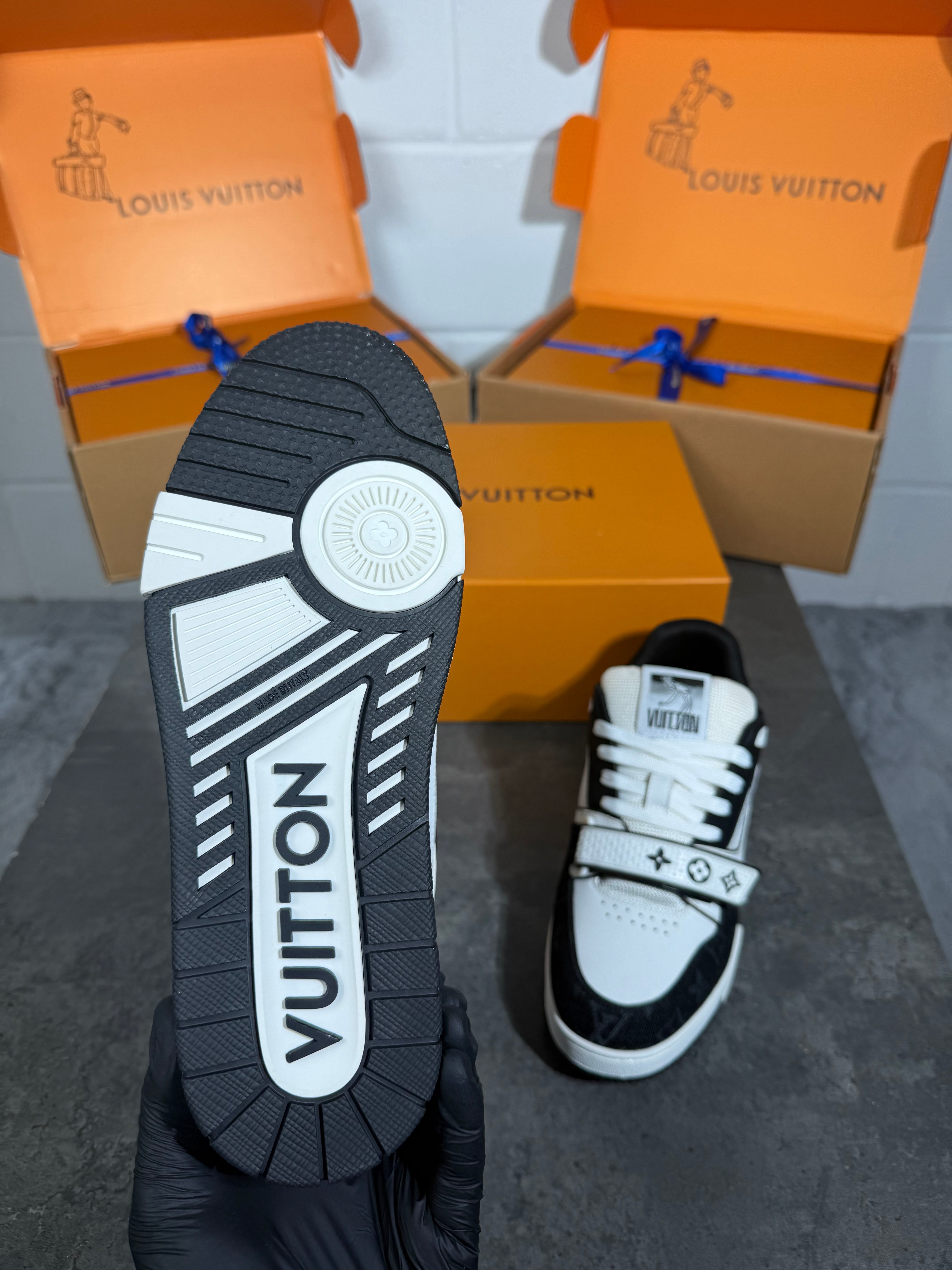 LV Trainer
Monogram Flower black and white