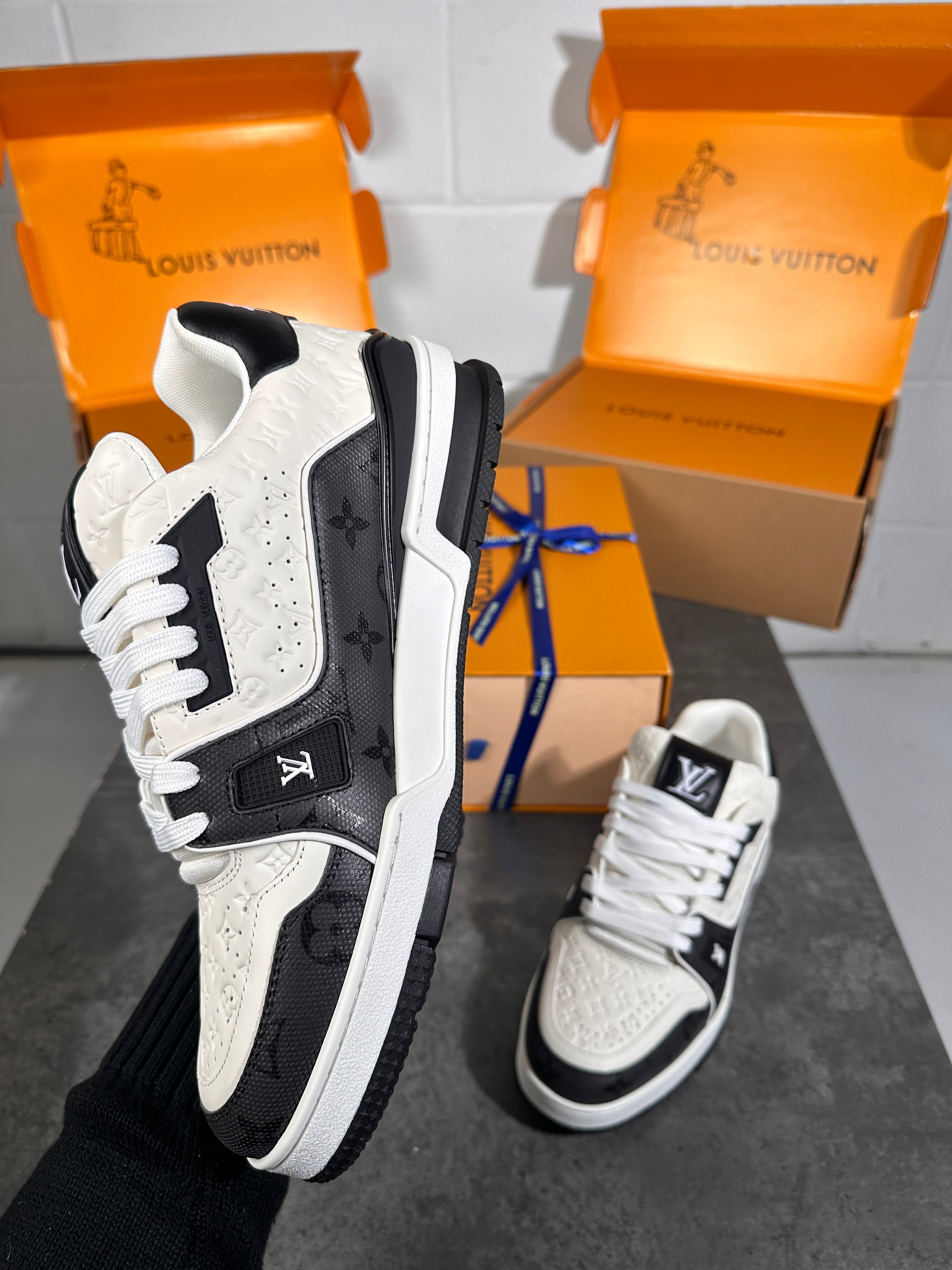 Louis Vittion logo trainers