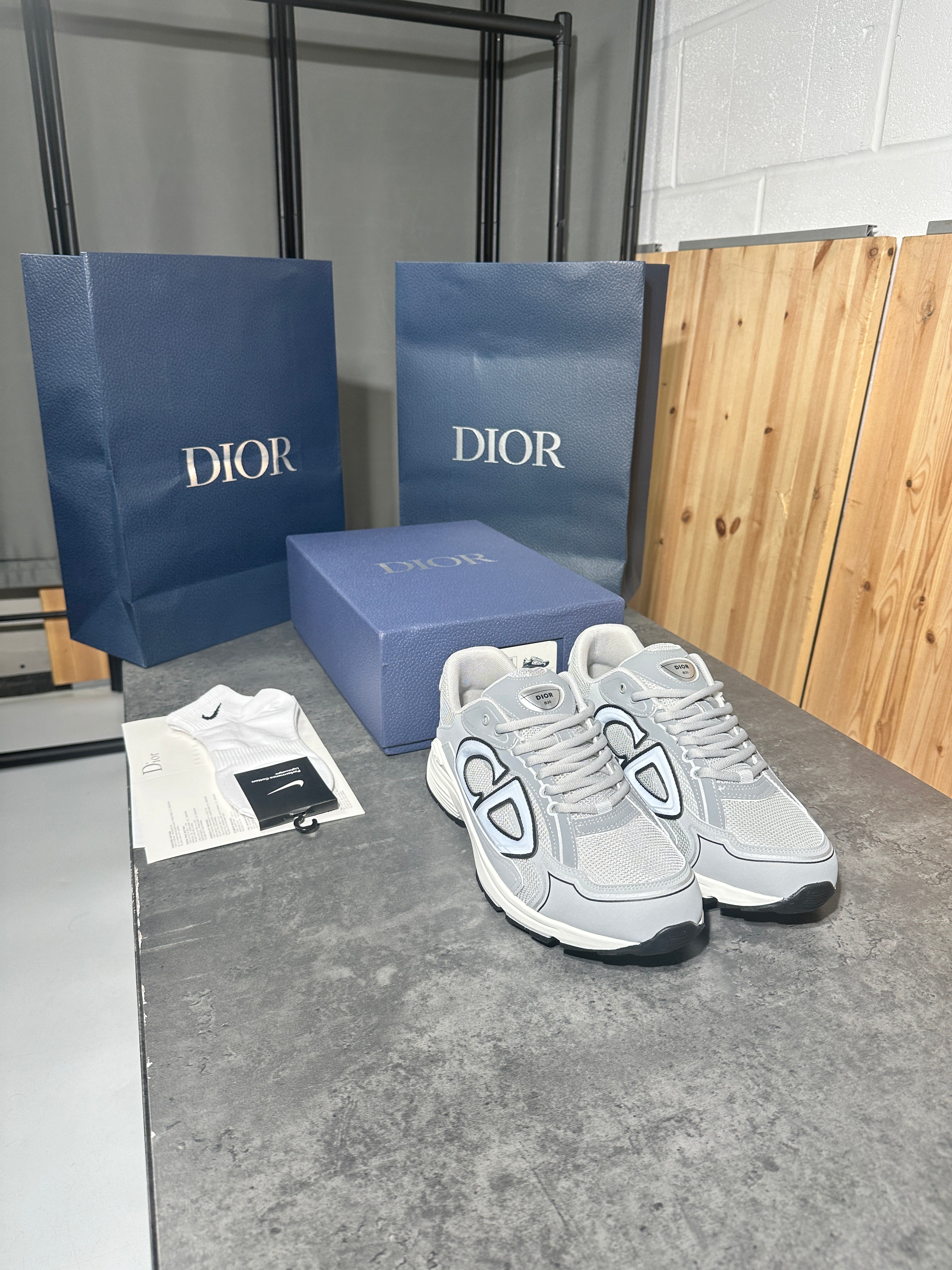 (pre-order)Dior - b30 grey and white