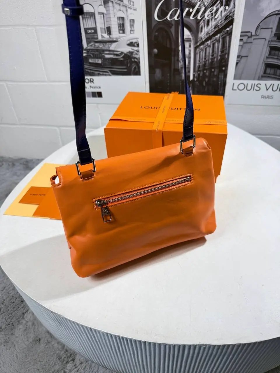 LVE TAKEOUT MESSENGER BAG