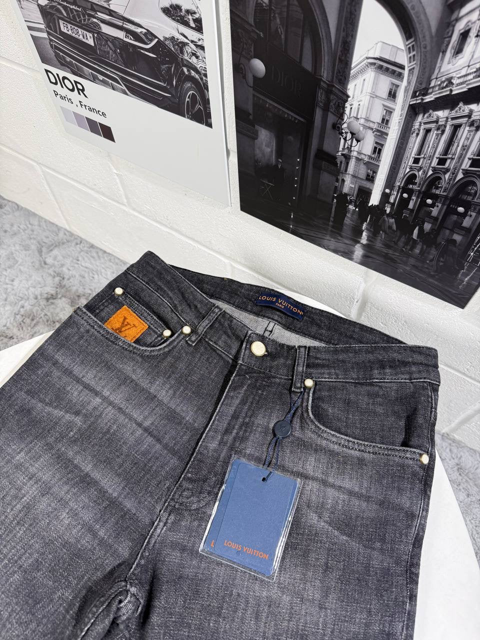 LVE EMBROIDERED LOGO JEAN