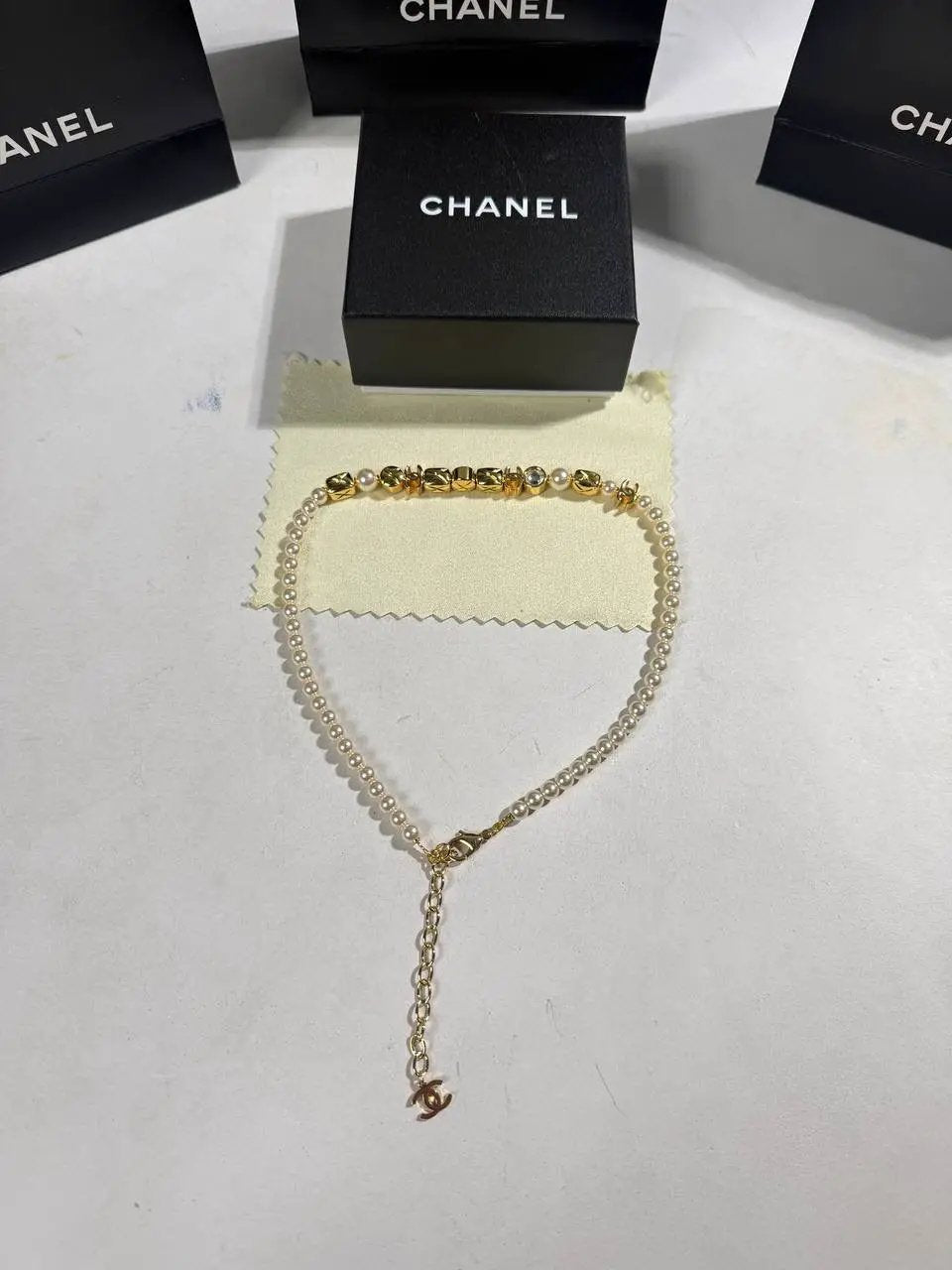 CHNL LOGO PEARL NECKLACE by Stock supplier