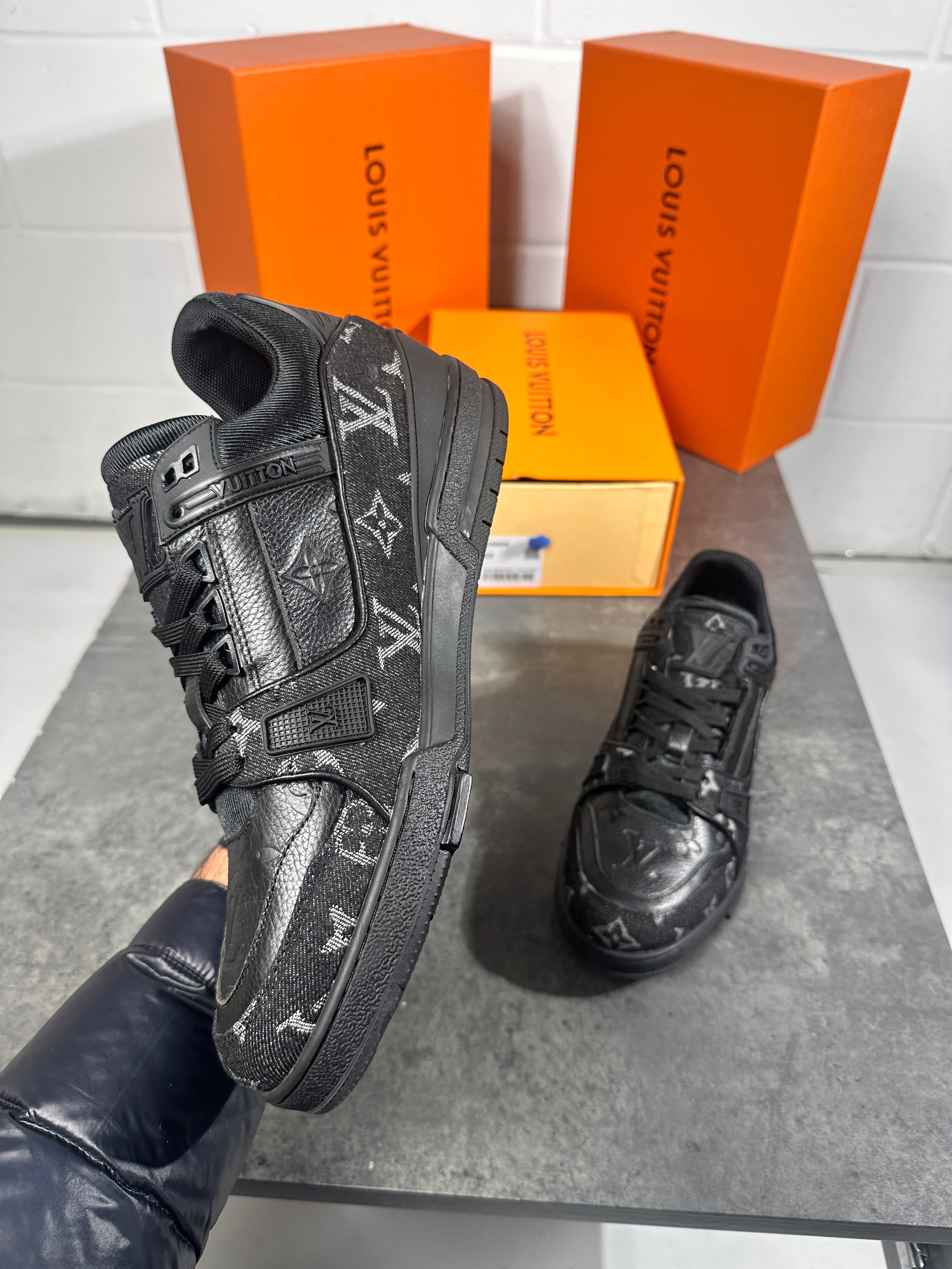 Lv logo trainer full black