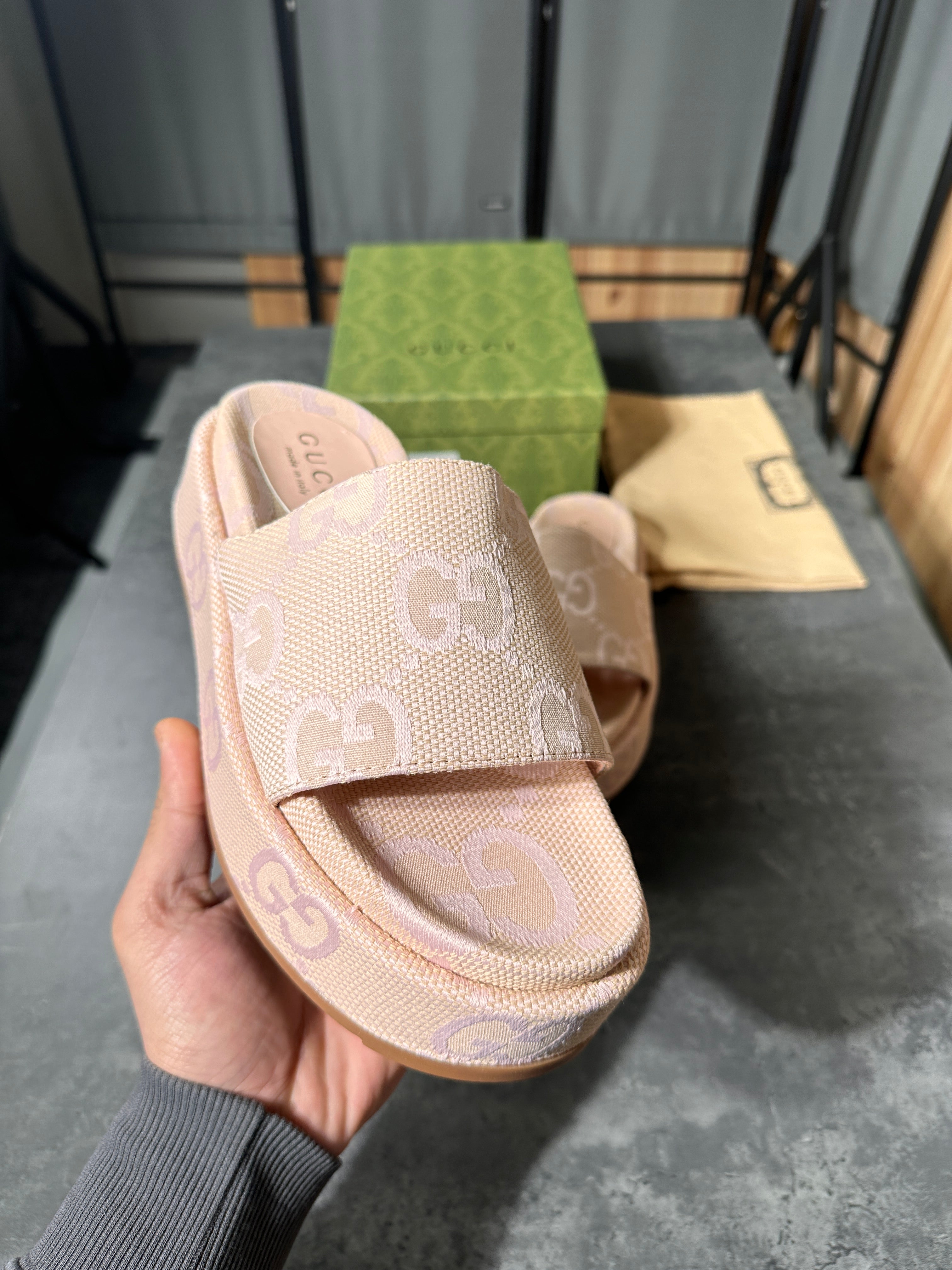 Gucci - pink high slides