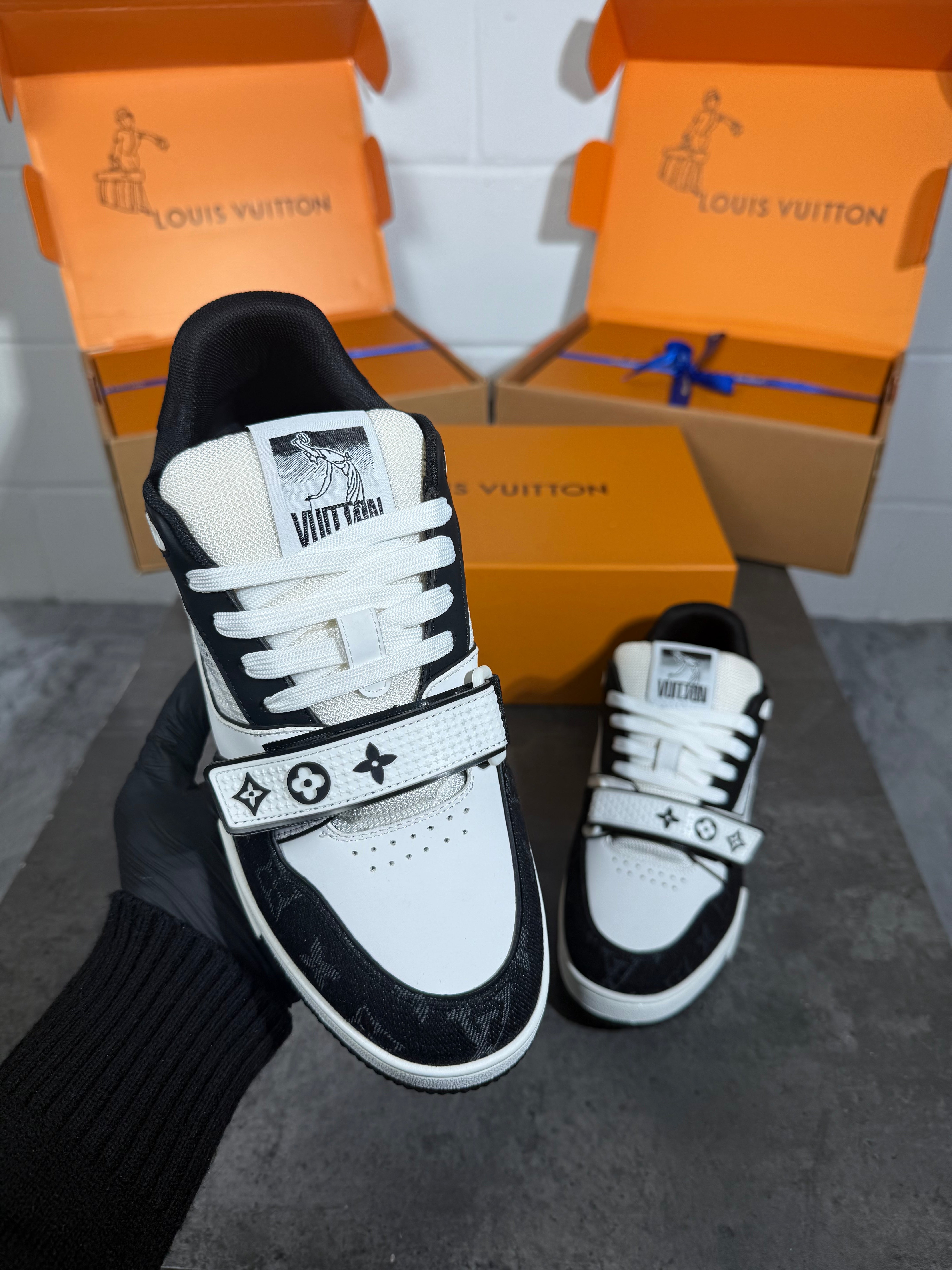 LV Trainer
Monogram Flower black and white