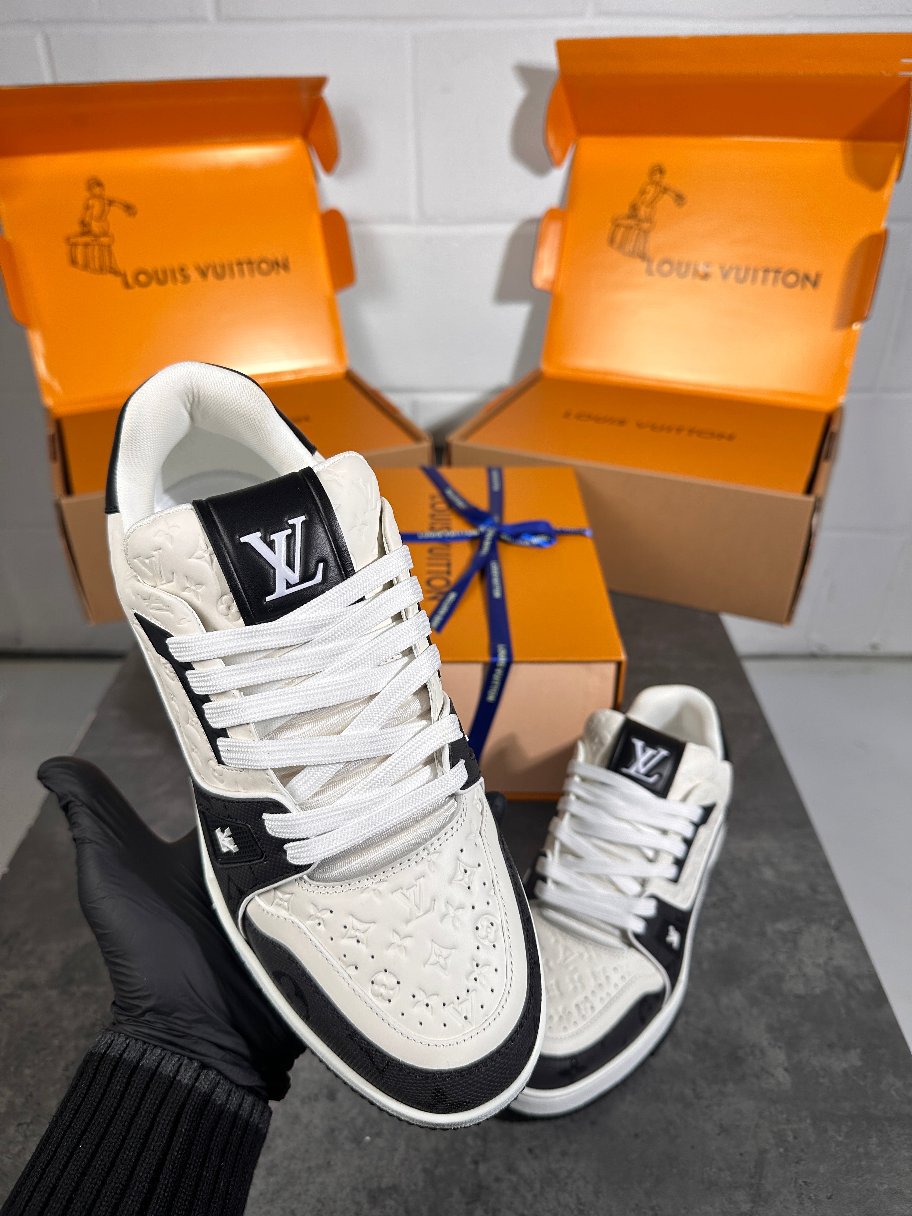 Louis Vittion logo trainers