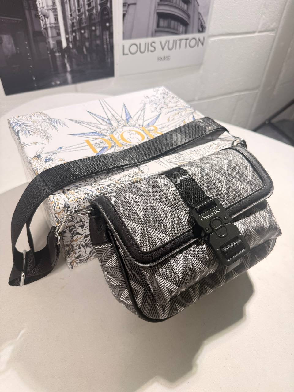 IOR MESSENGER BAG Stock supplier