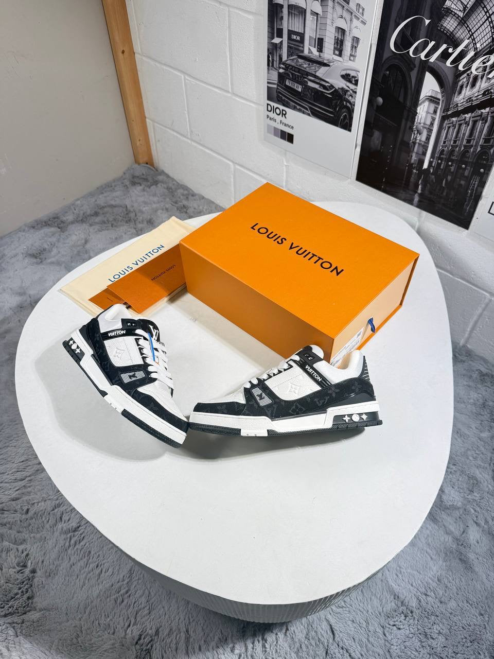 LVE TRAINERS BLACK & WHITE