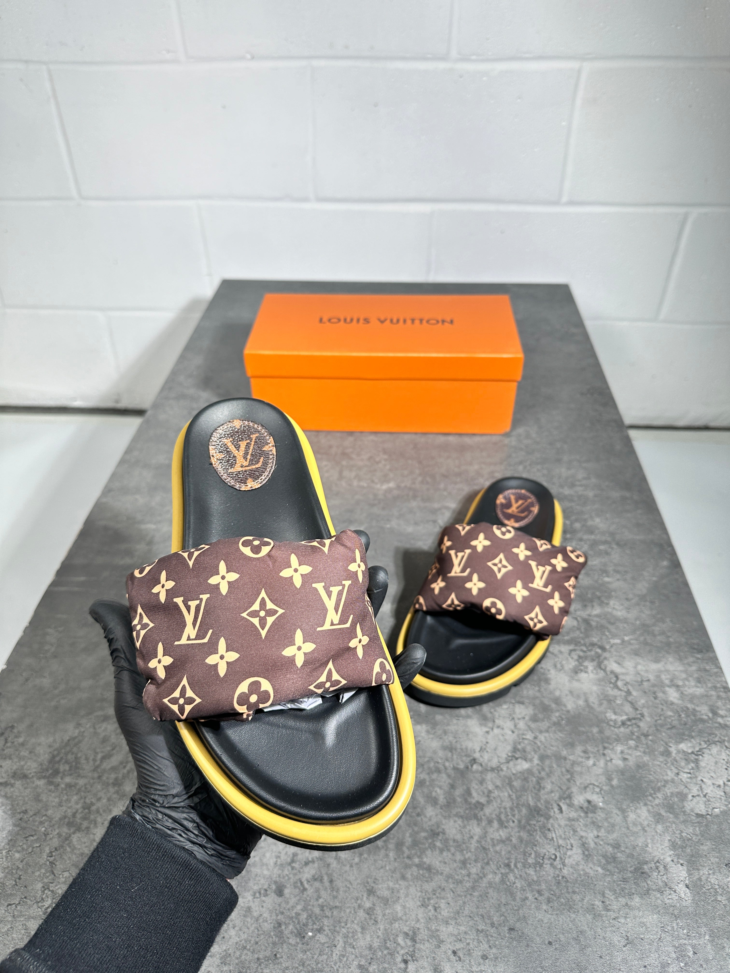 Lv - pillow slides brown