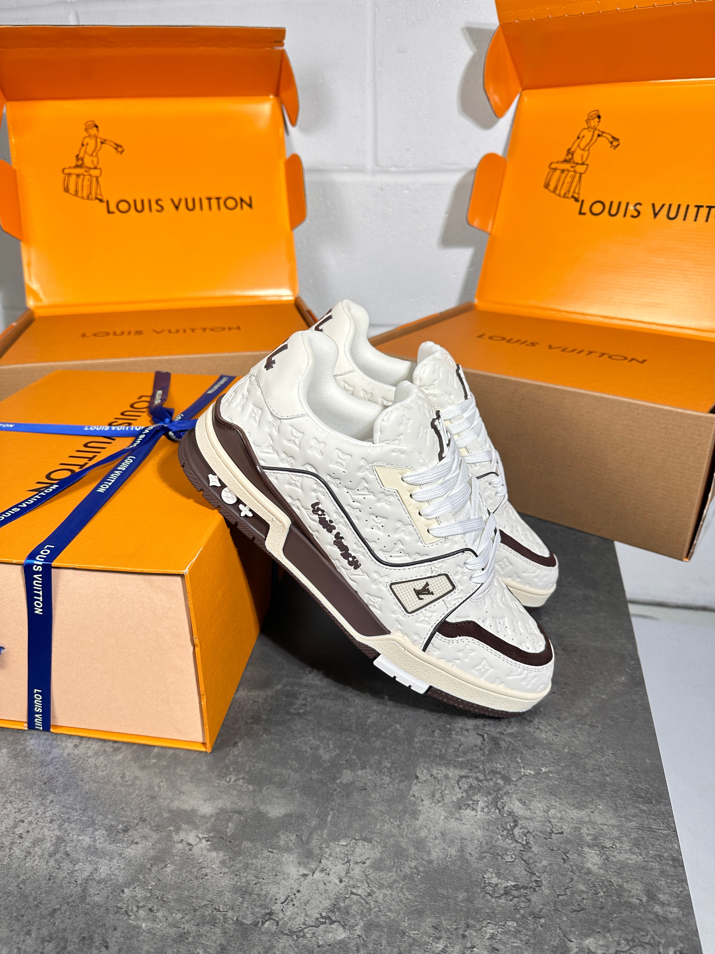 Louis Vuitton trainers white n brown