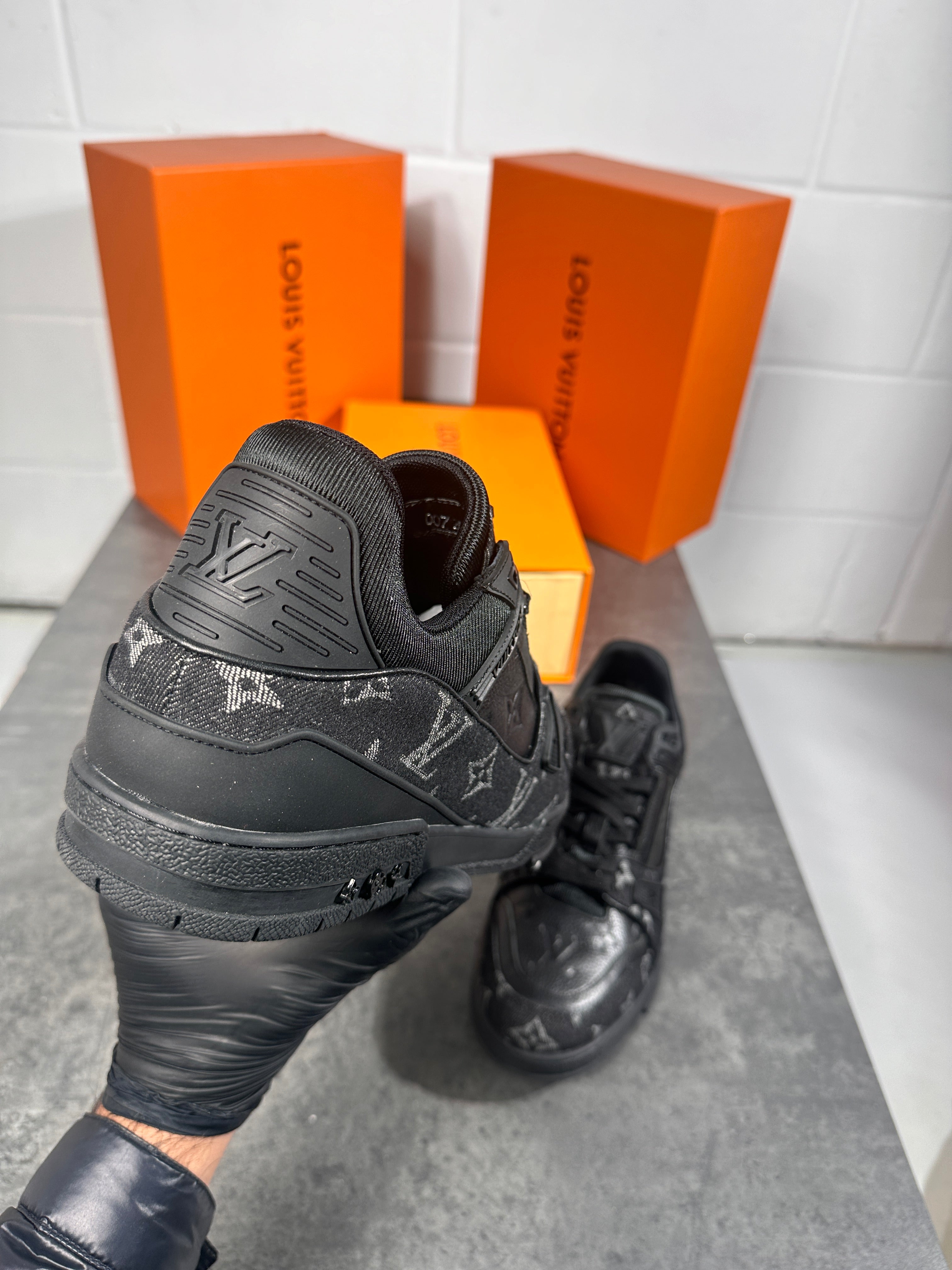 Lv logo trainer full black