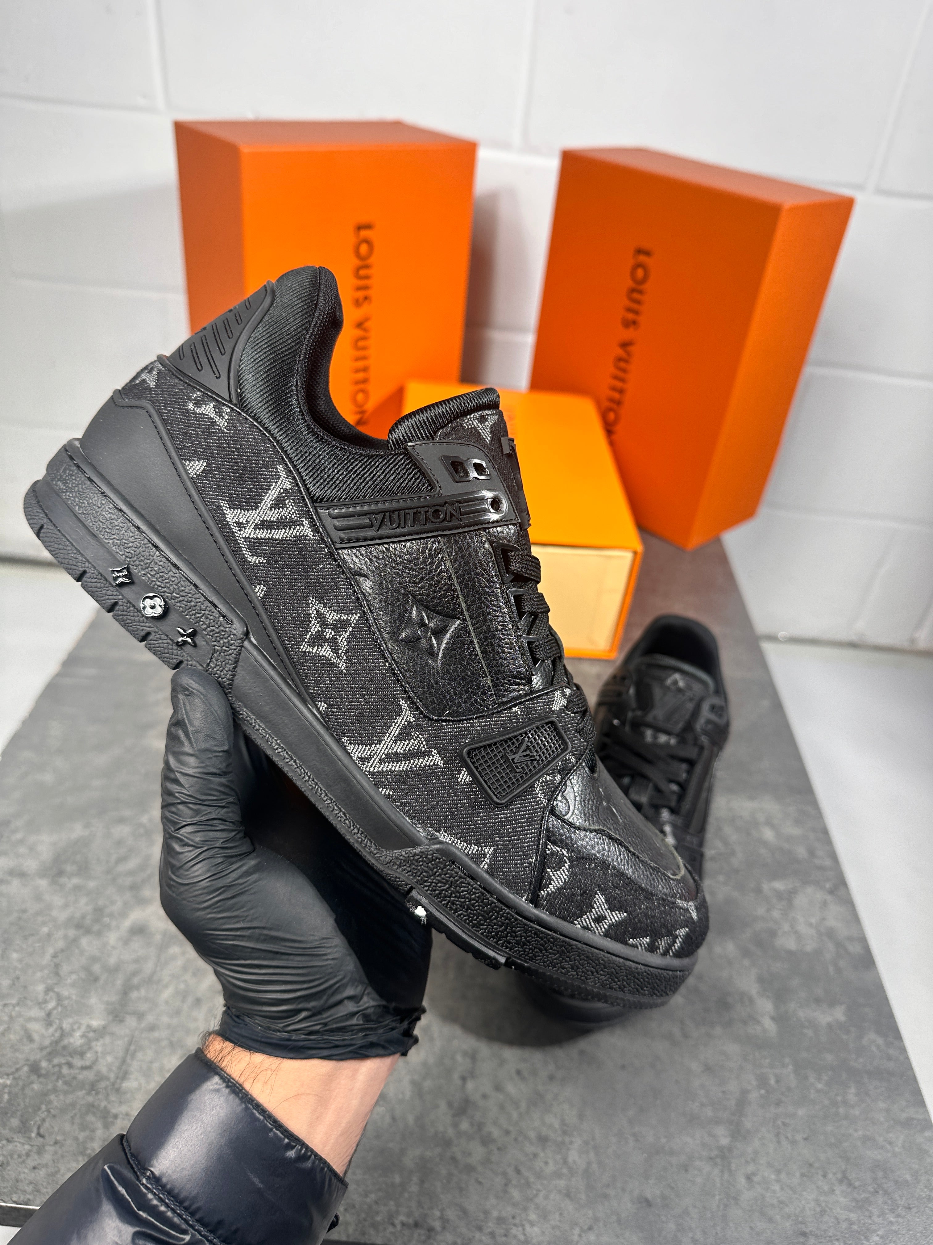 Lv logo trainer full black