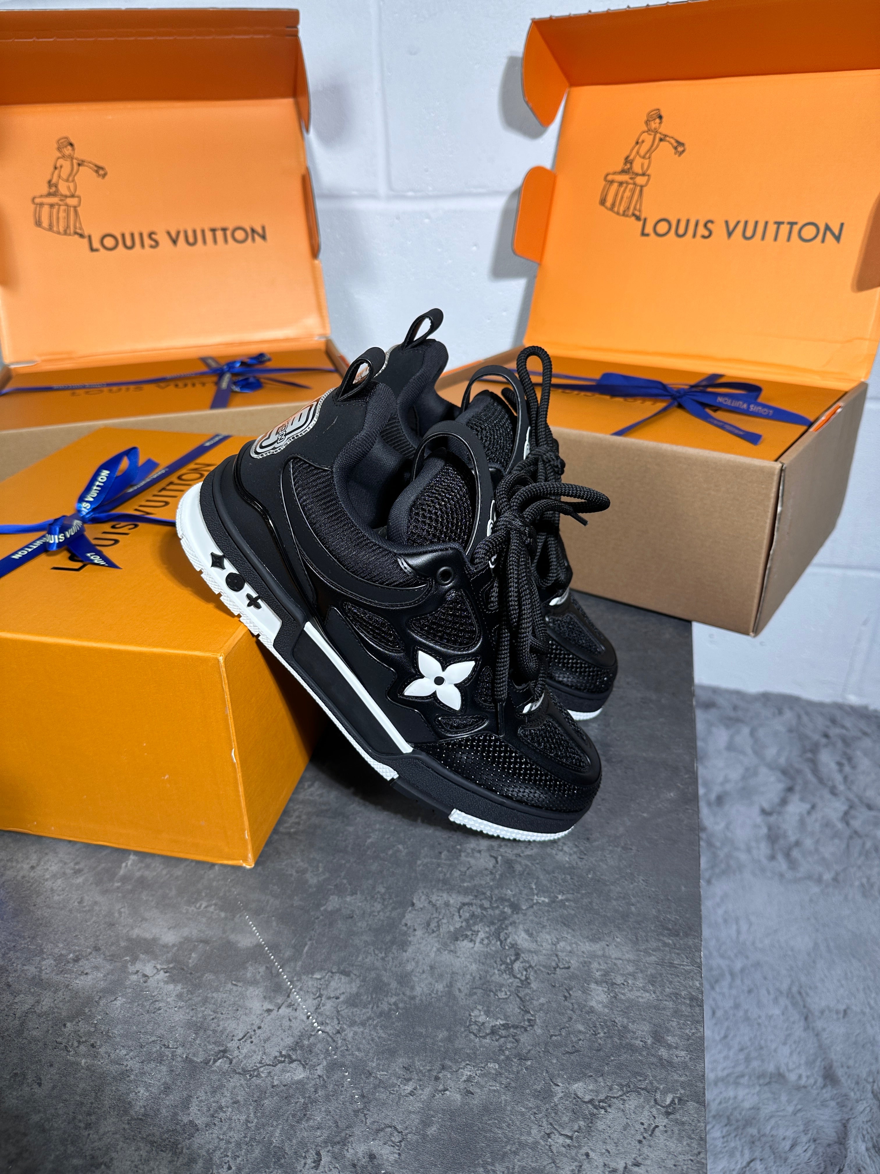 Lv skates balck n white