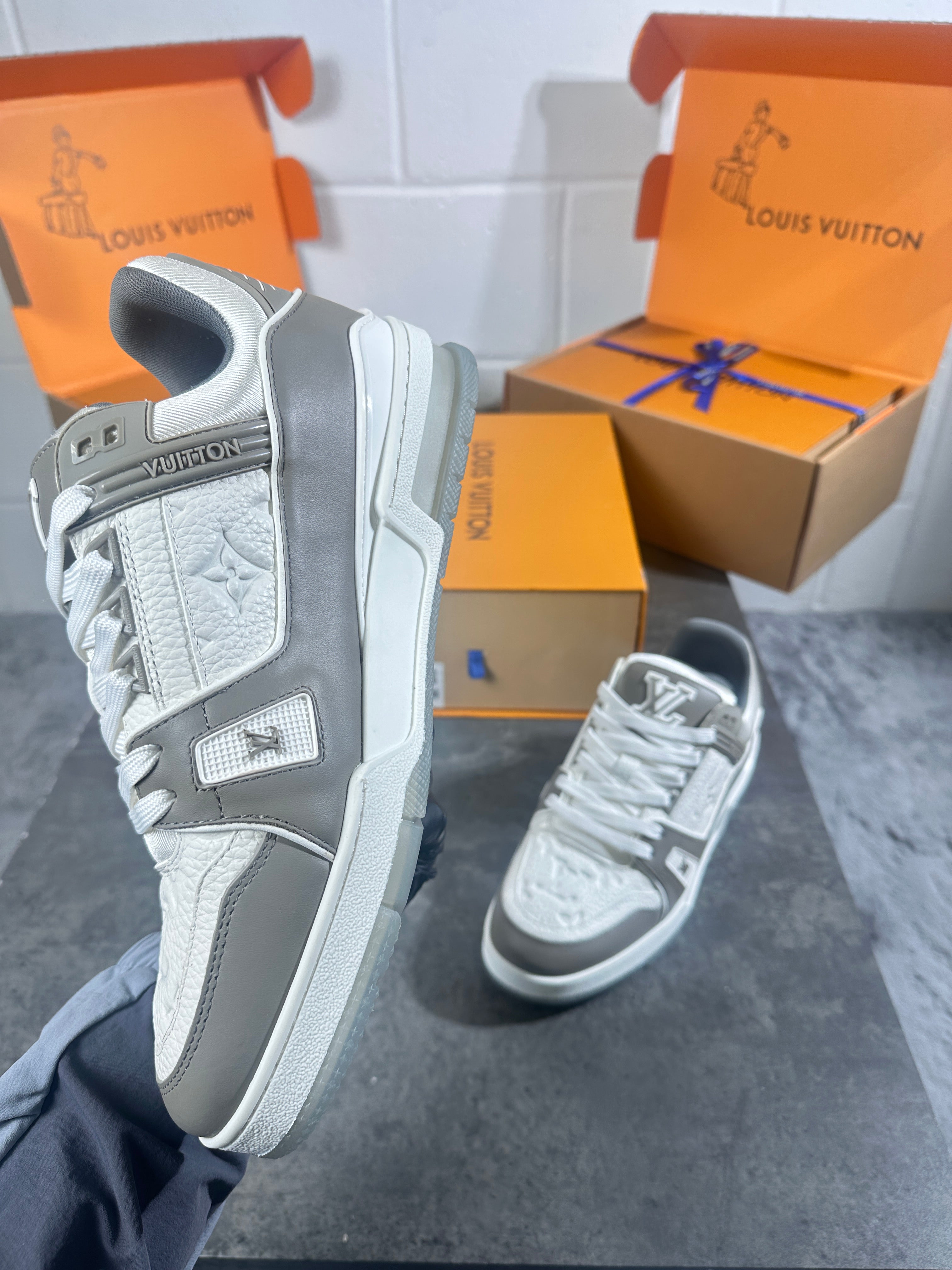 Lv trainers grey