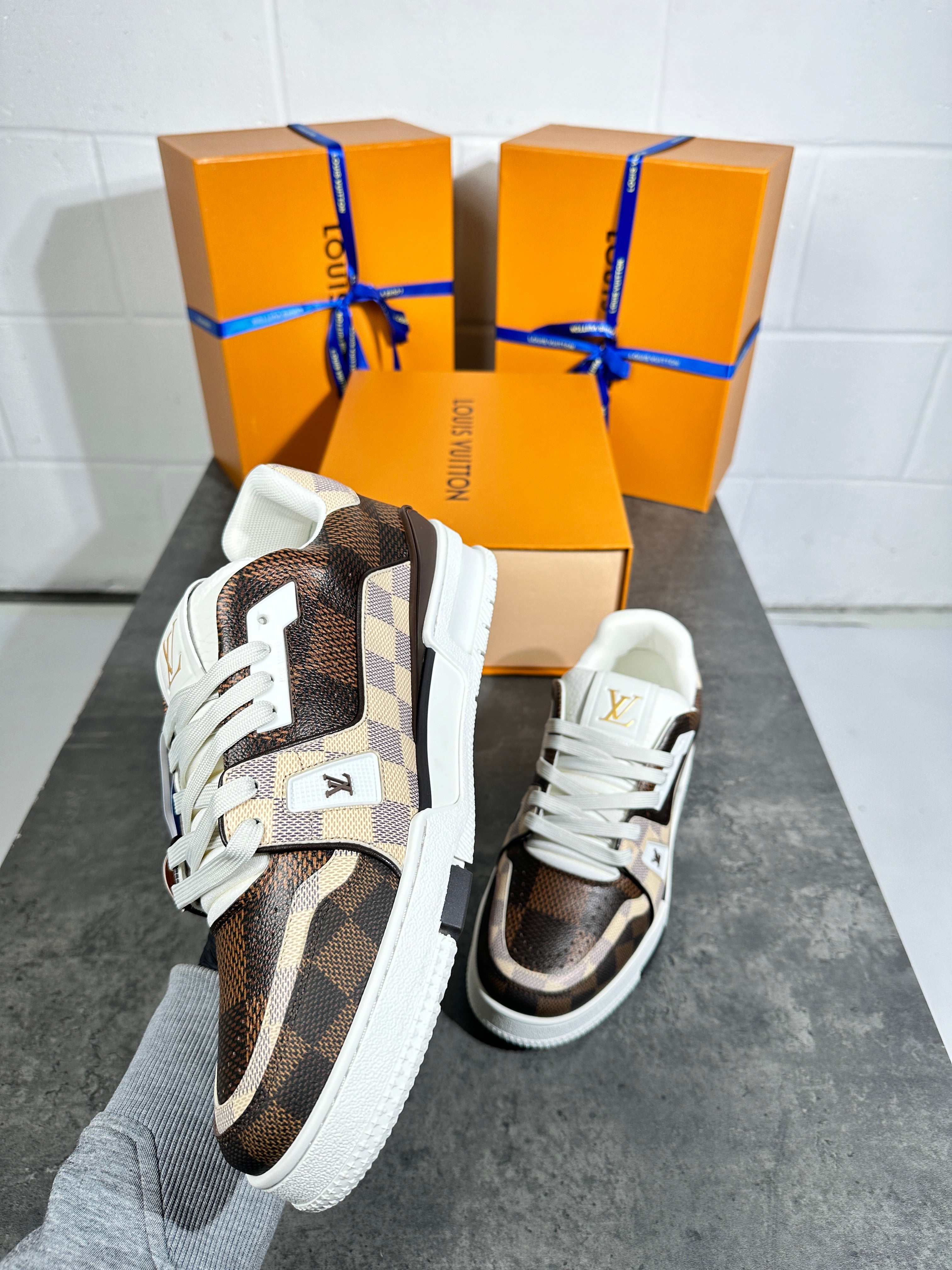 Lv - trainer brown