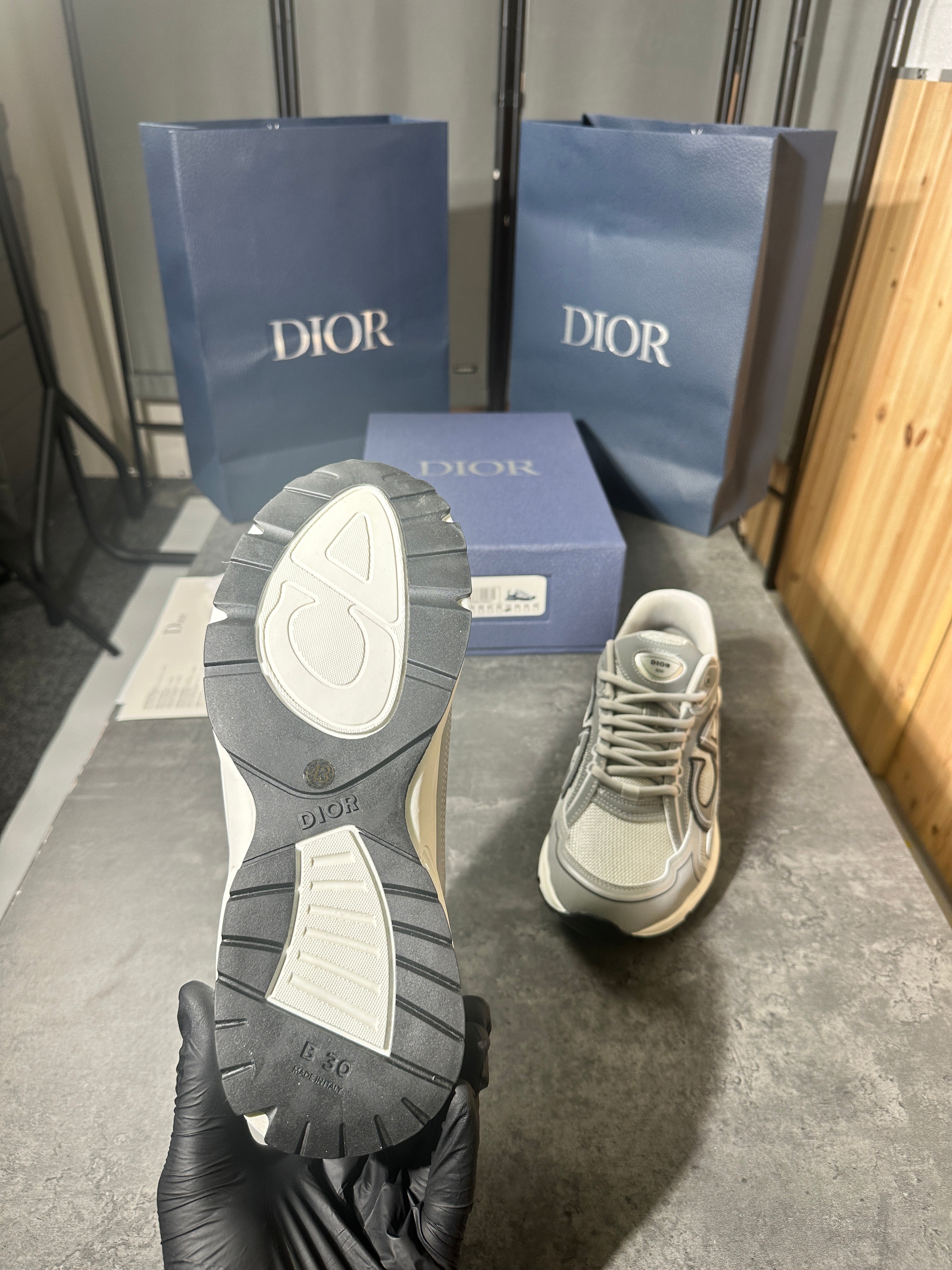 (pre-order)Dior - b30 grey and white