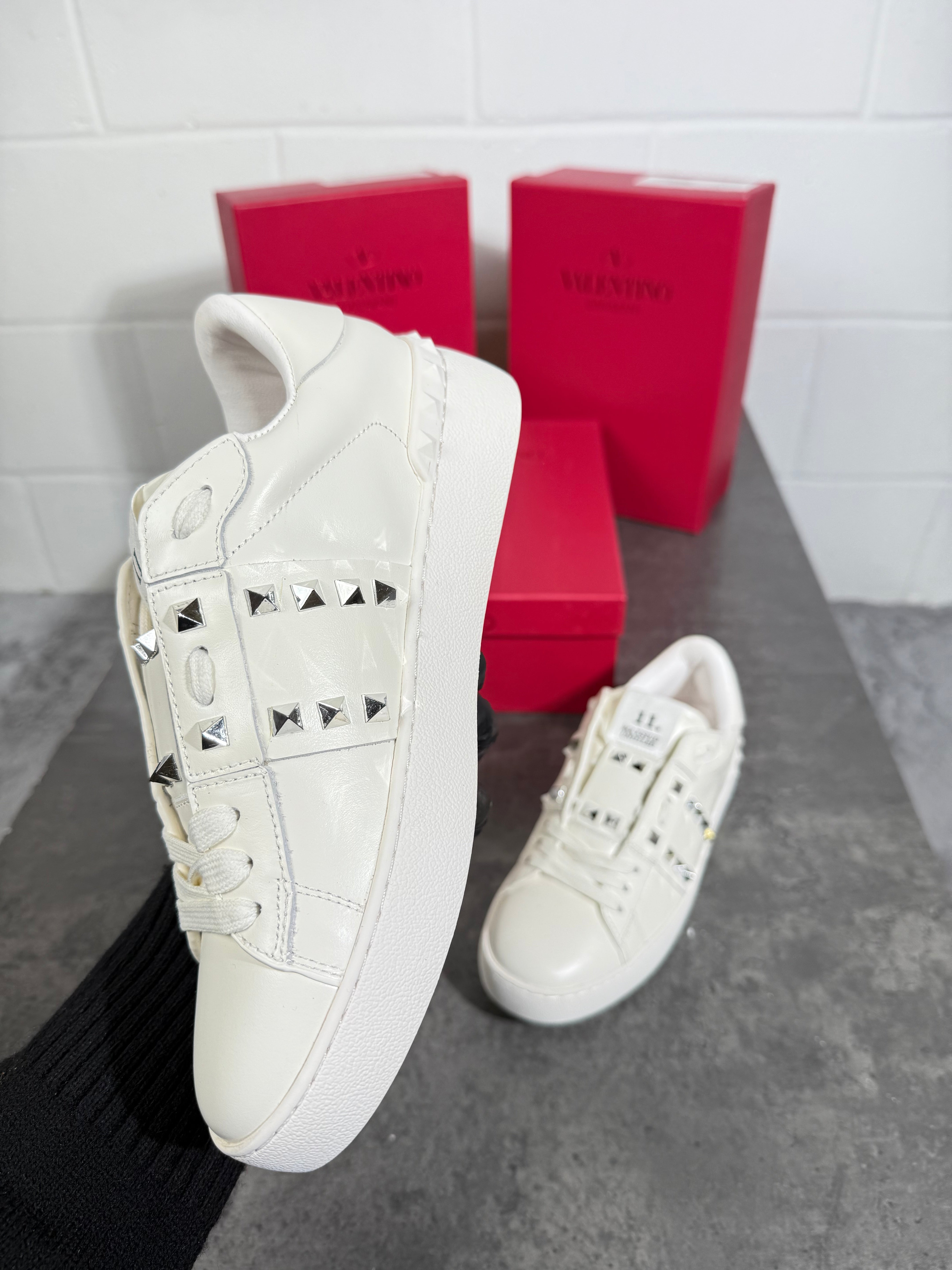 Ladies VLTN trainers white