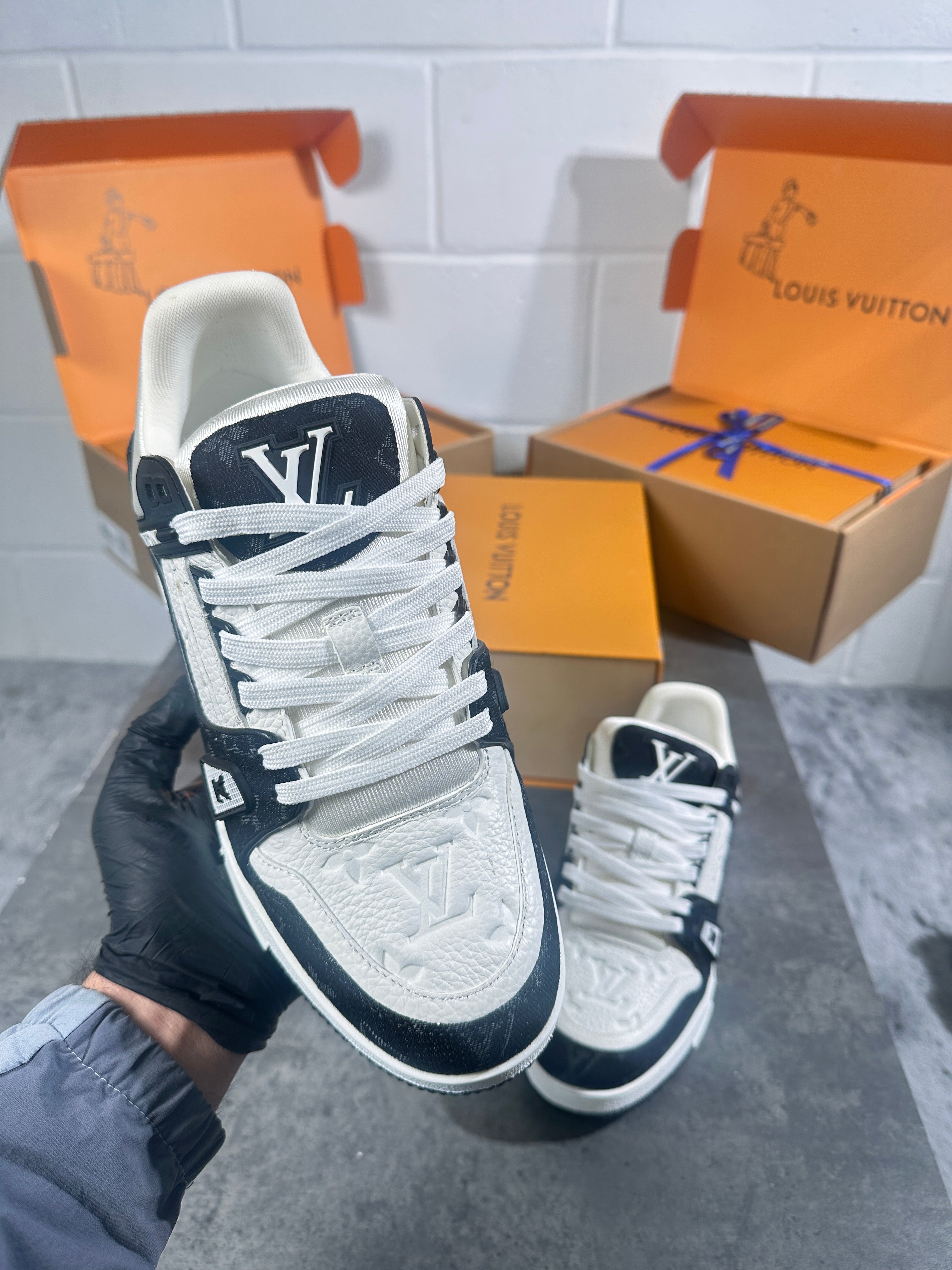 Lv trainer black n white