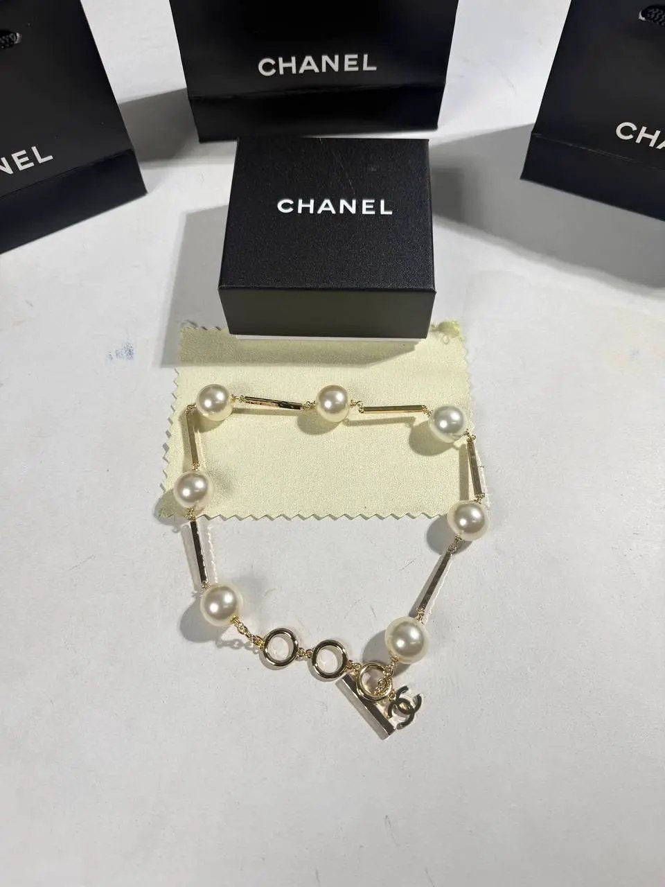 CHNL LOGO PEARL NECKLACE by Stock supplier