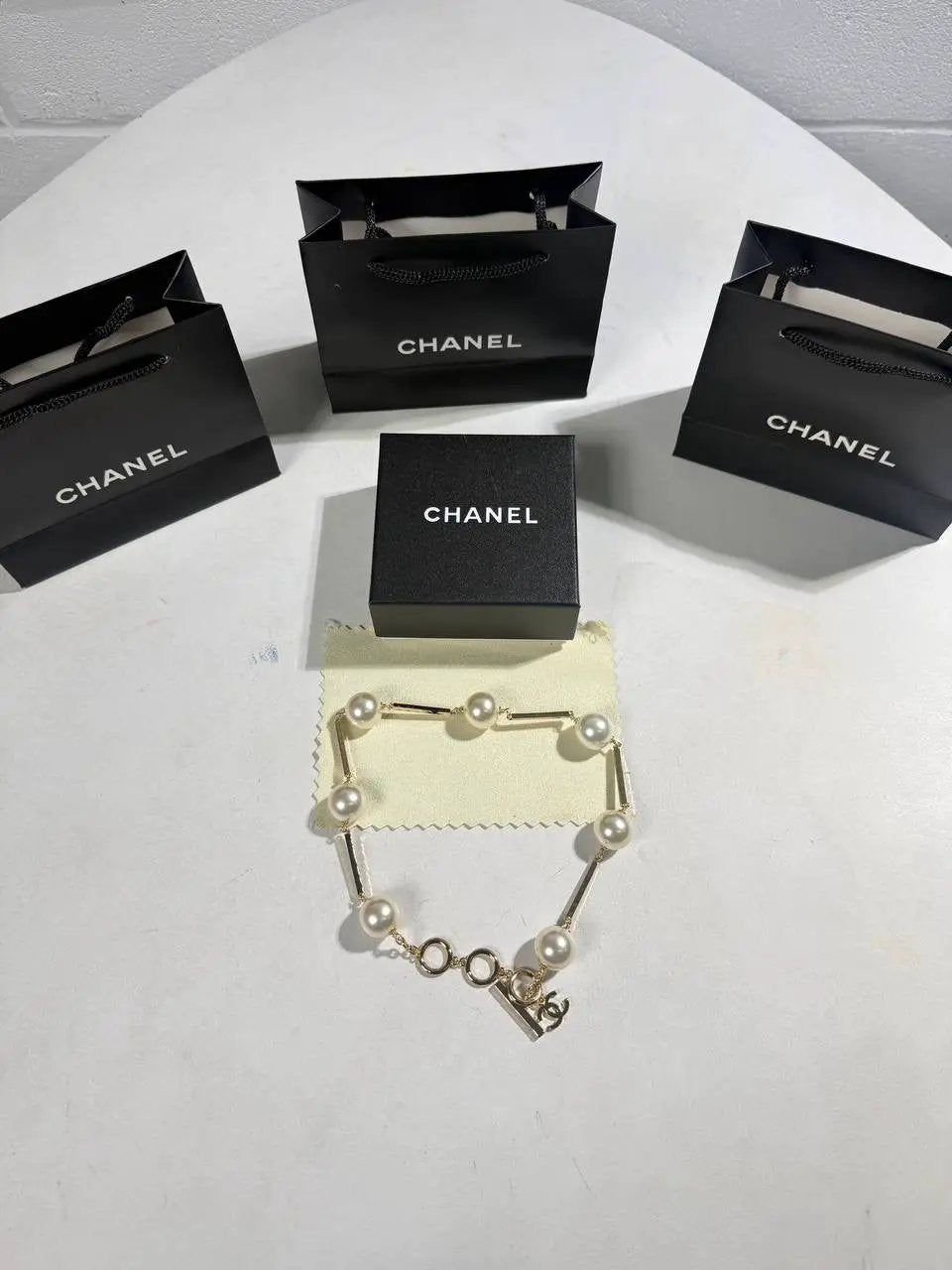 CHNL LOGO PEARL NECKLACE by Stock supplier