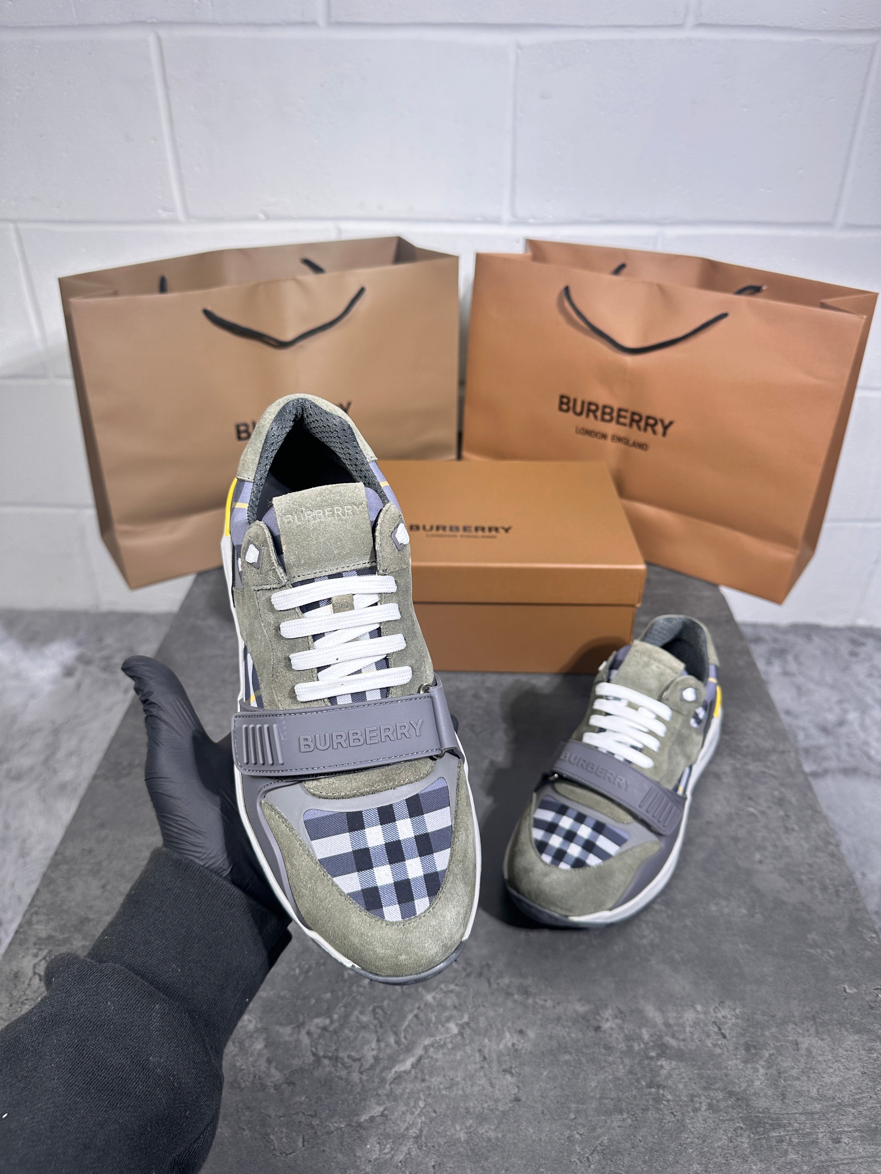 Burberry trainer light green