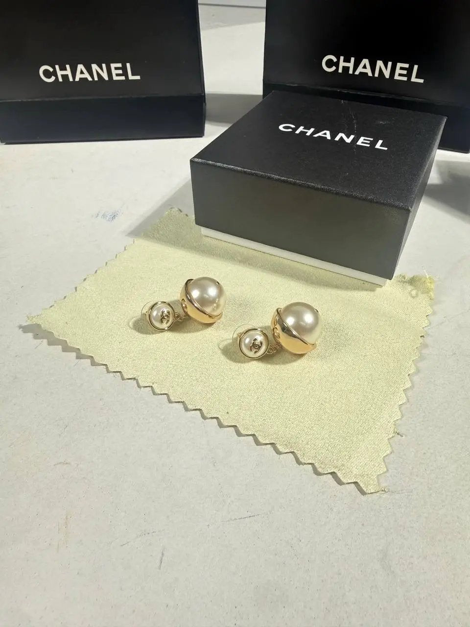 CHNL DROP EARRINGS by Stock supplier