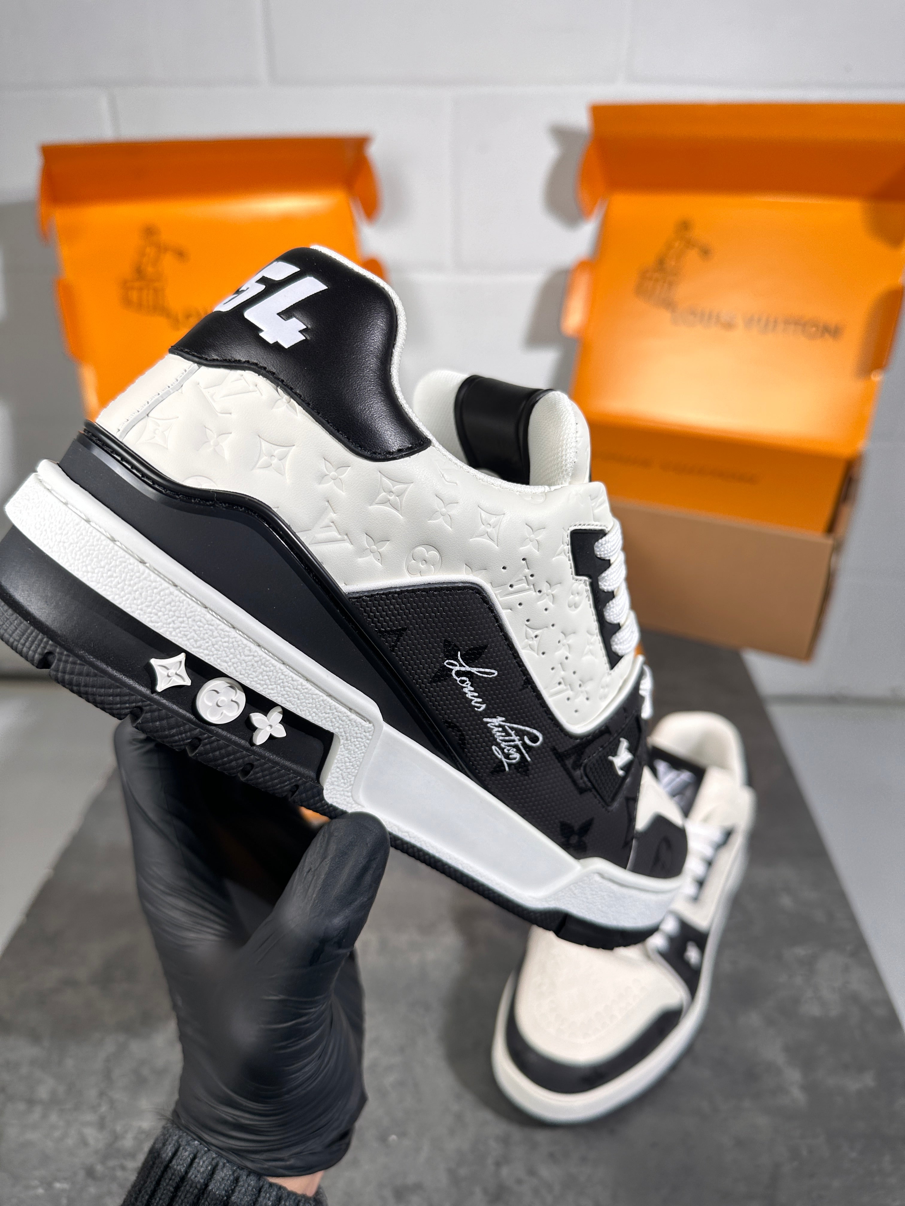 Louis Vittion logo trainers