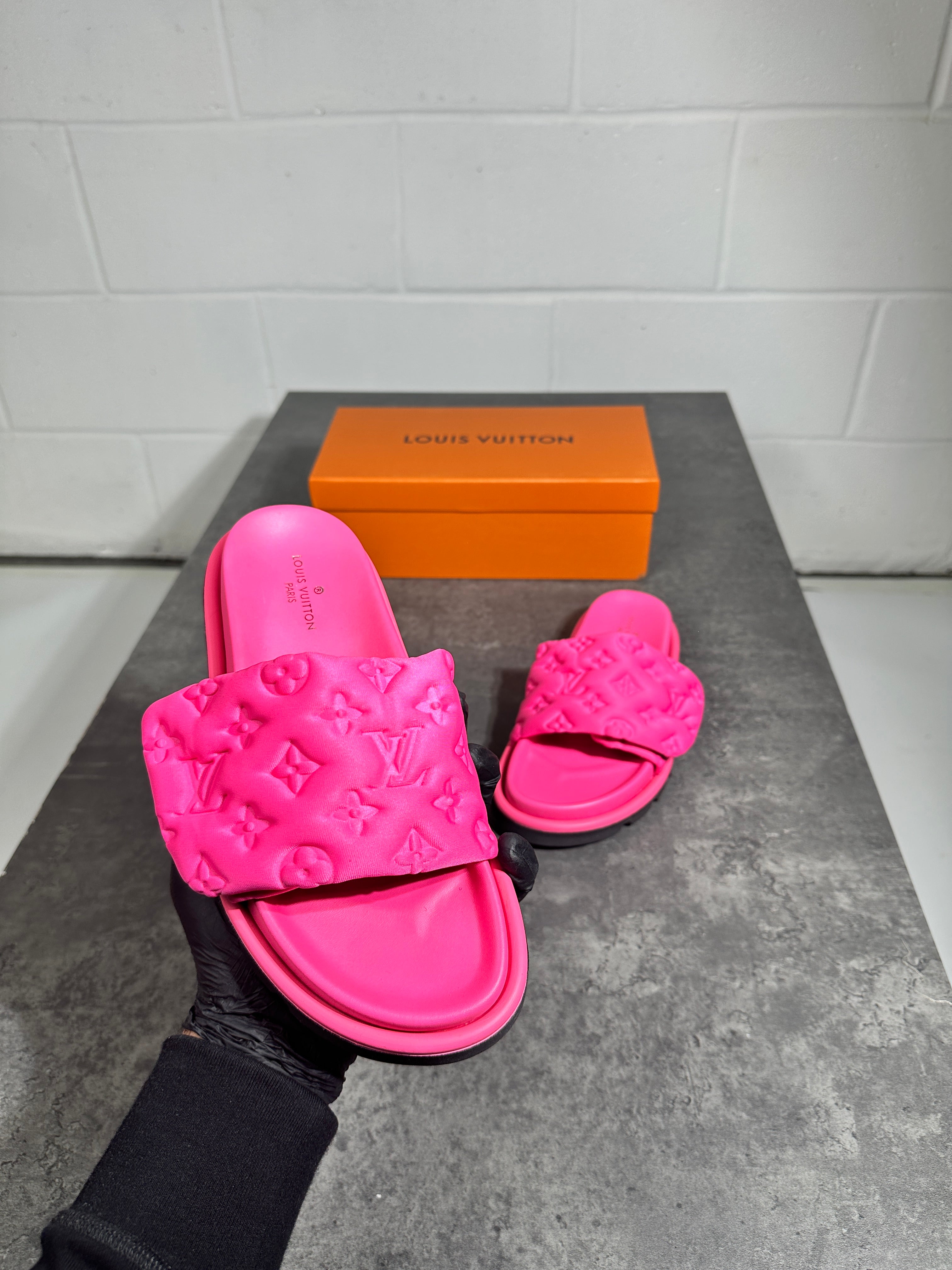 Lv - pink pillow slides