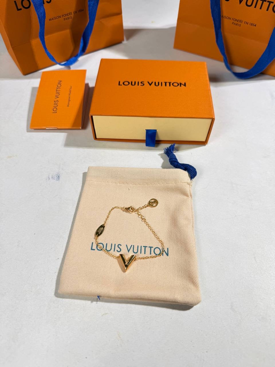 LVE V SUPPLE BRACELET