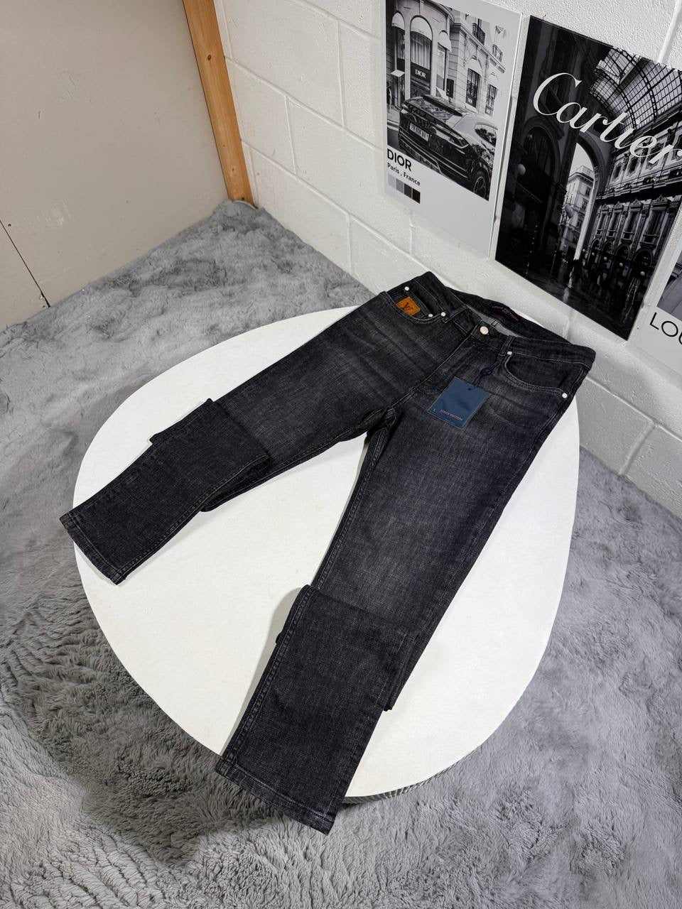 LVE EMBROIDERED LOGO JEAN