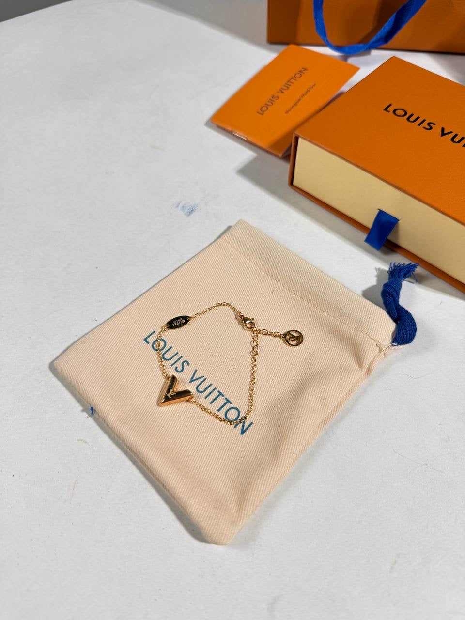 LVE V SUPPLE BRACELET